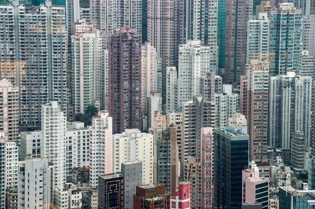 Hong Kong – Where a Lifetime of Work Barely Buys a Door (Image Credits: Rawpixel)