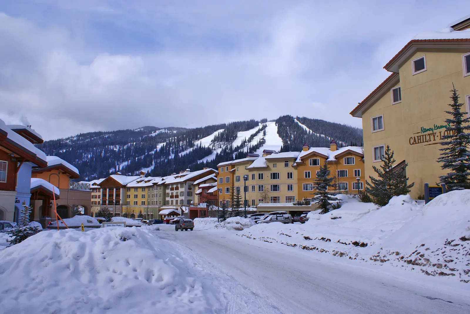 Sun Peaks: Canada's Hidden Second-Largest (Image Credits: Wikimedia)