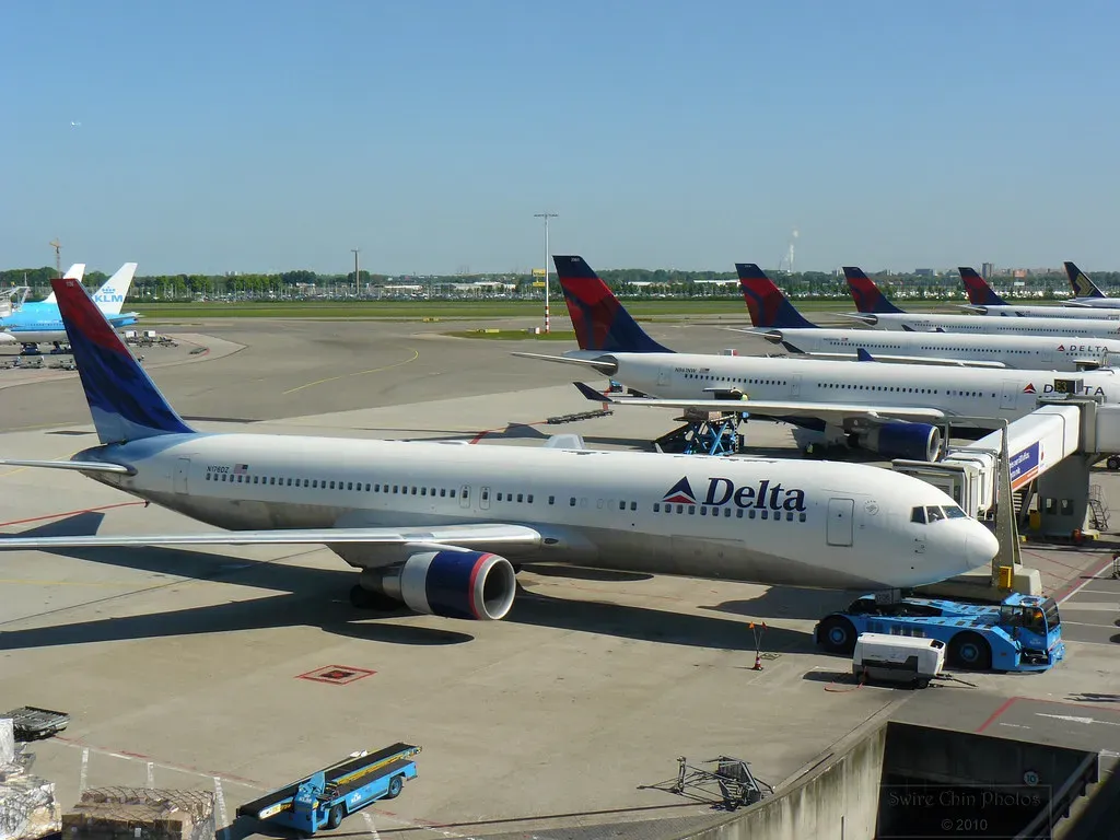 Secondary Airports: The Hidden Cost of Convenience (Image Credits: Flickr)