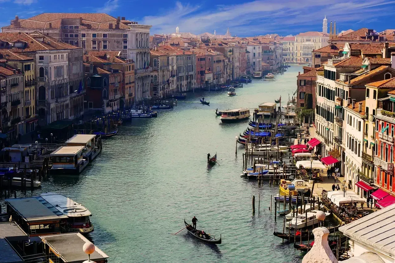 Venice, Italy: Sinking Under Tourist Weight (Image Credits: Pixabay)