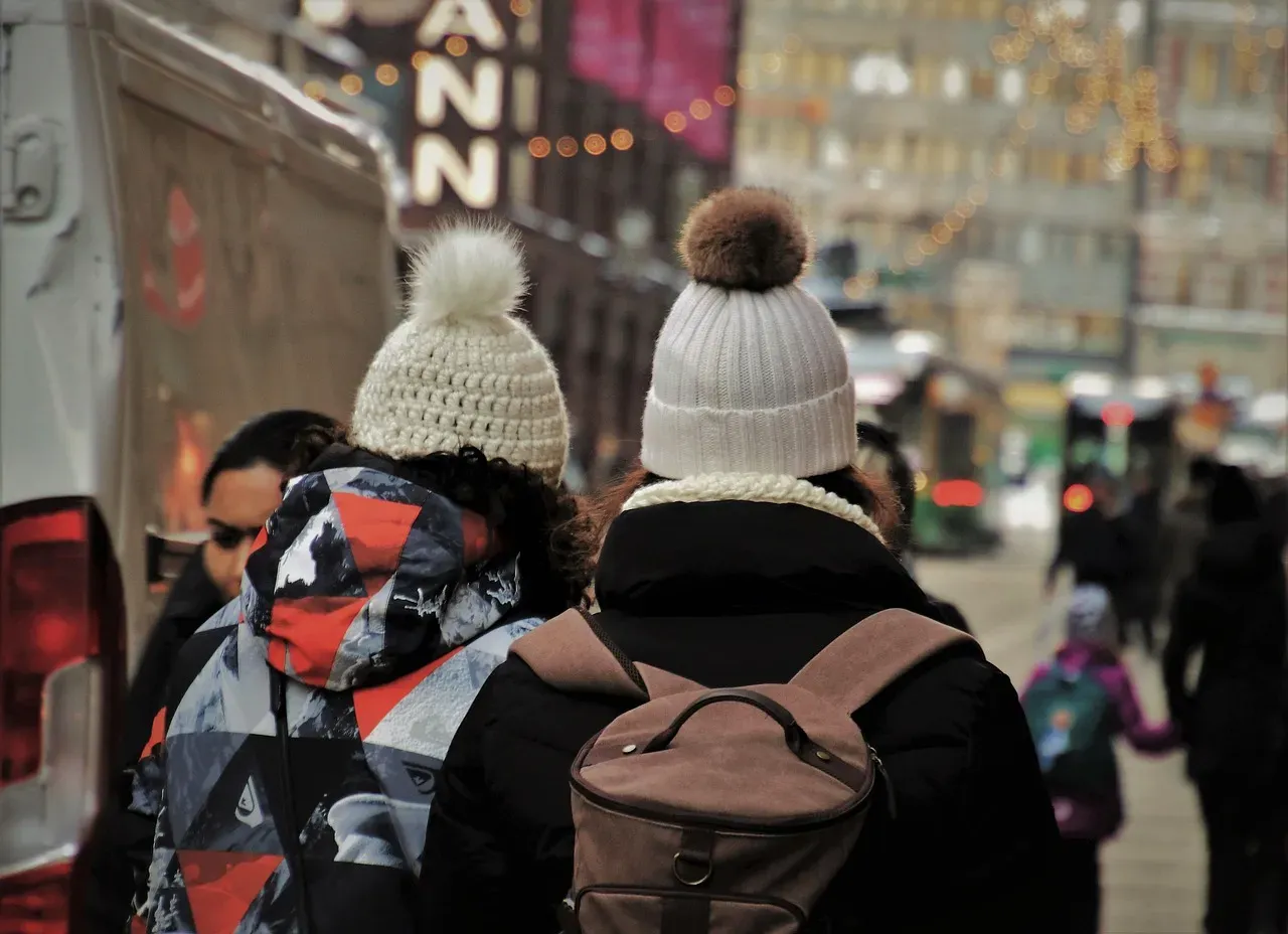 2. Wearing a Backpack on Your Back in Crowded Spaces (Image Credits: Pixabay)