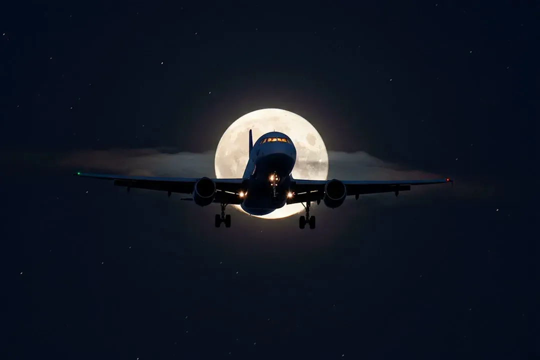 Red-Eye Flights: A Mixed Bag You Should Understand (Image Credits: Unsplash)