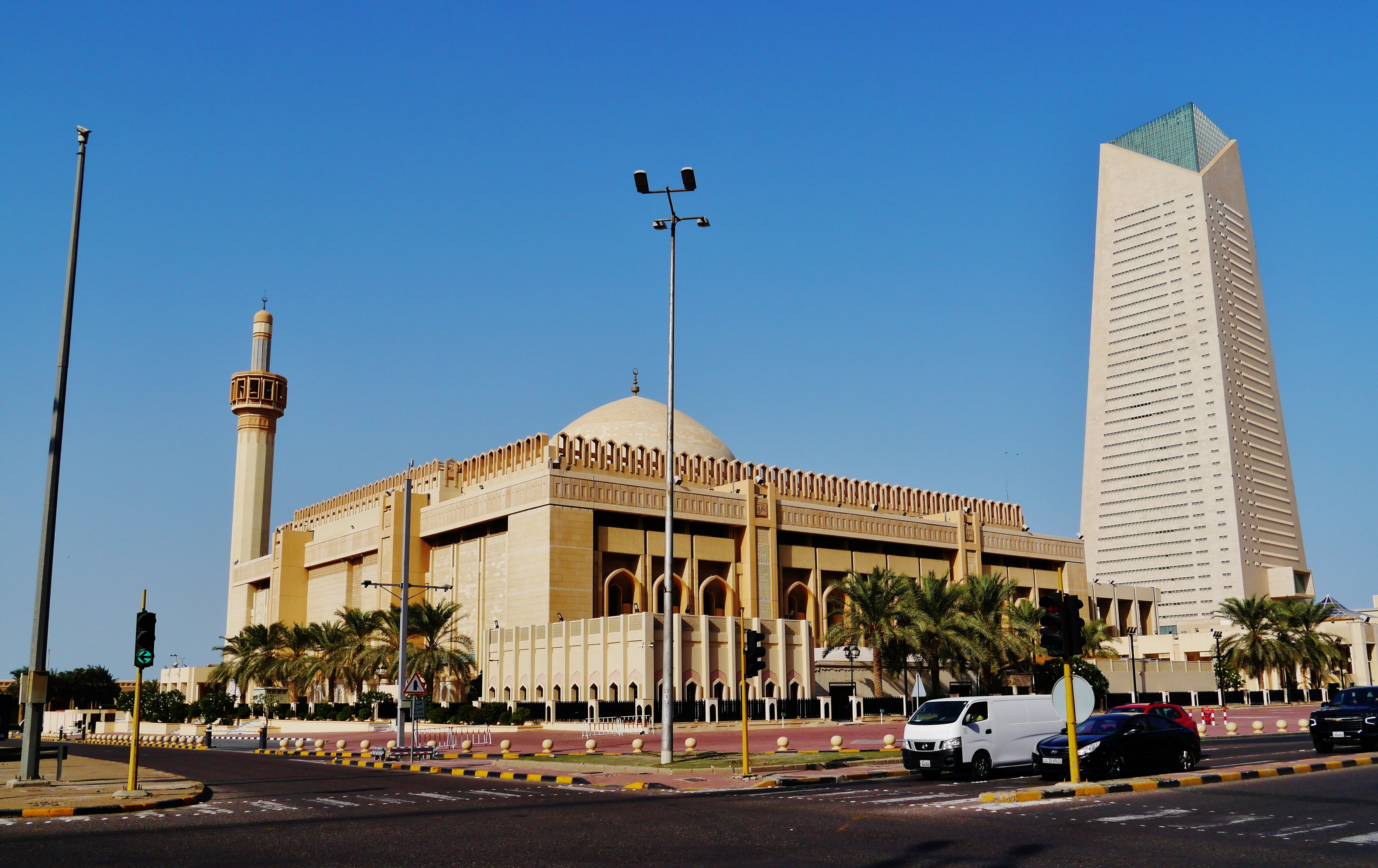 Kuwait: Cultural Barriers to Tourist Welcome (Image Credits: By Zairon, CC BY 4.0, https://commons.wikimedia.org/w/index.php?curid=148348912)