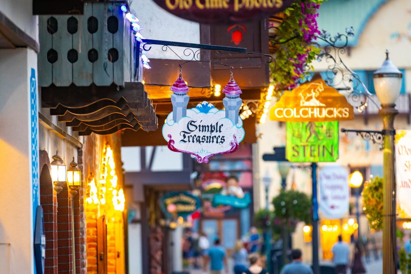 Shopping for Holiday Treasures (Image Credits: Shutterstock)