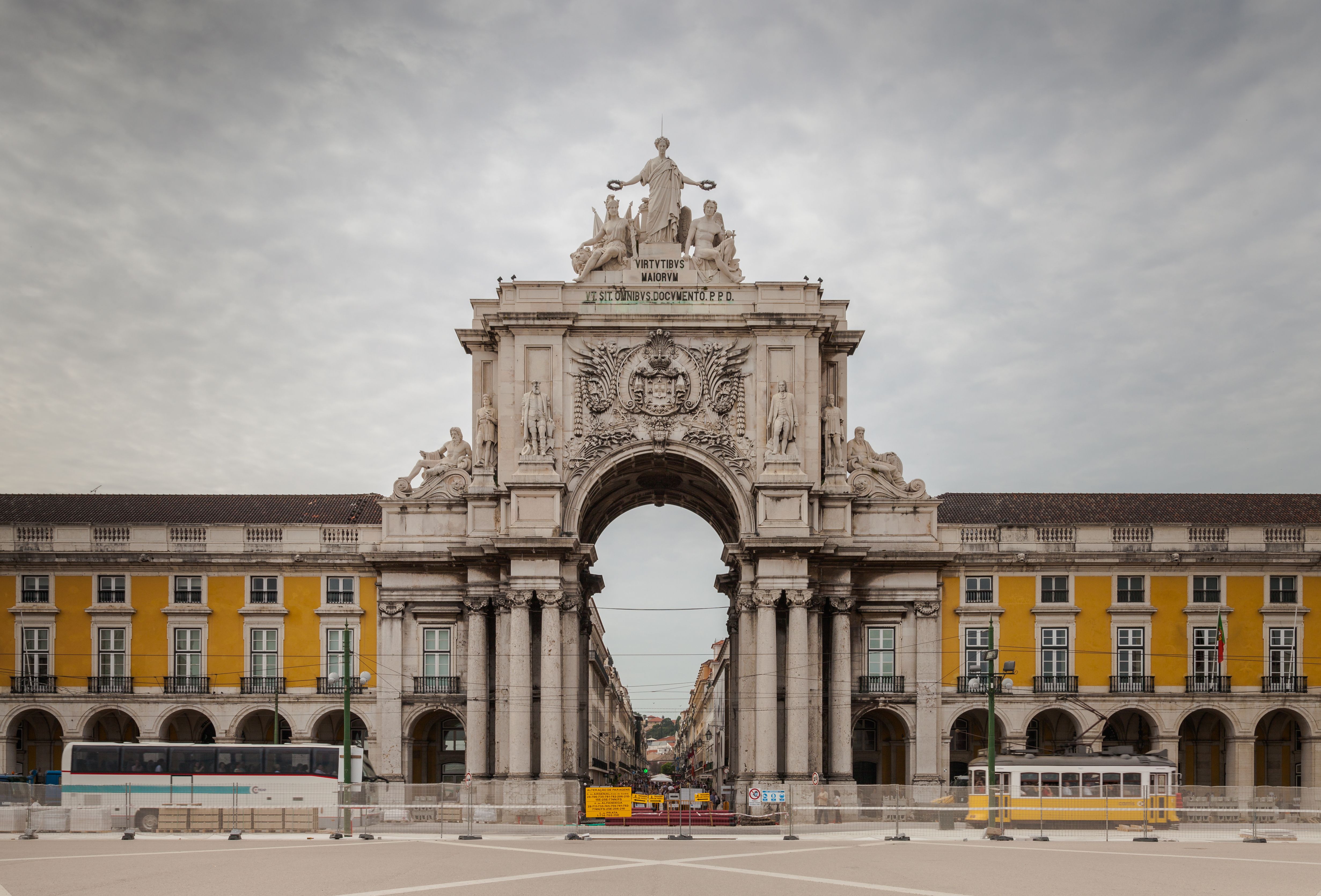 Portugal: Tourism Paradise, Local Housing Hell (Image Credits: By Diego Delso, CC BY-SA 3.0, https://commons.wikimedia.org/w/index.php?curid=21793242)
