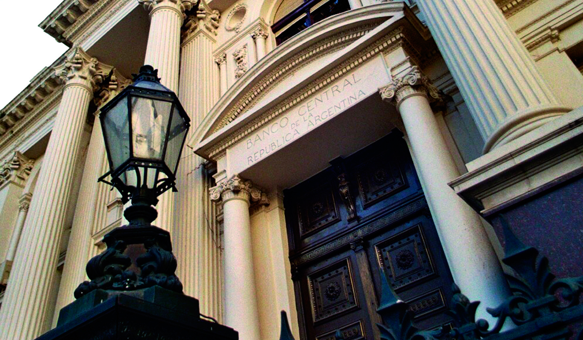 Argentina: The Debt Crisis (image credits: wikimedia)