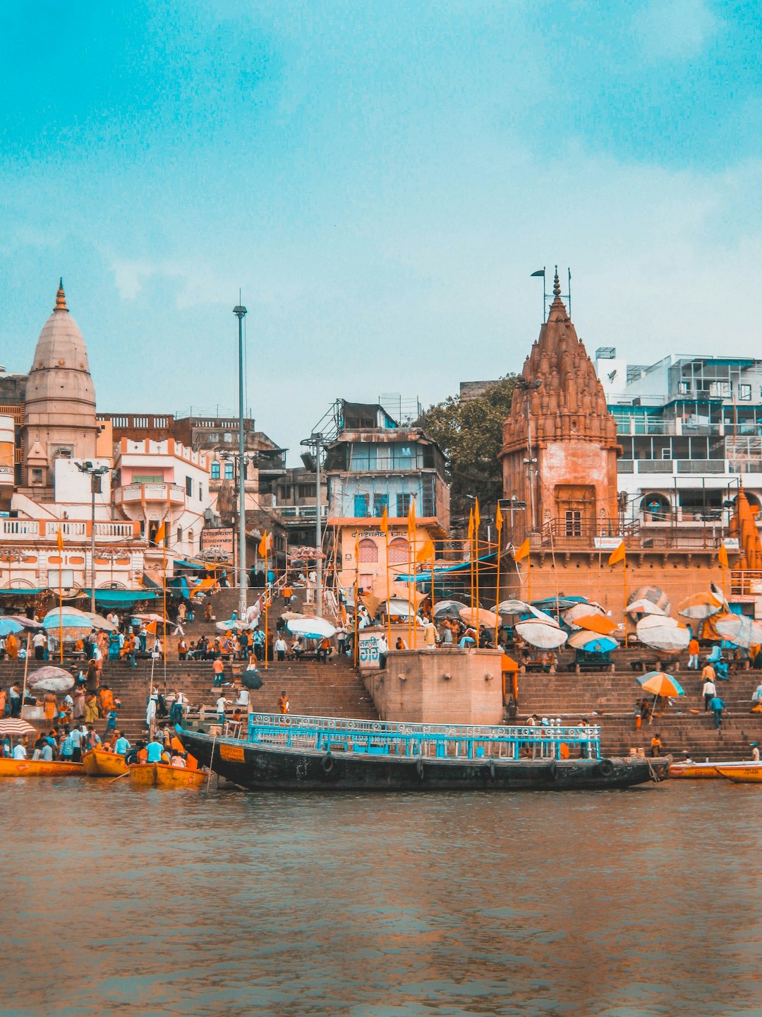 The Legend of the Kashi Vishwanath Temple: A Tale of Resilience (image credits: unsplash)