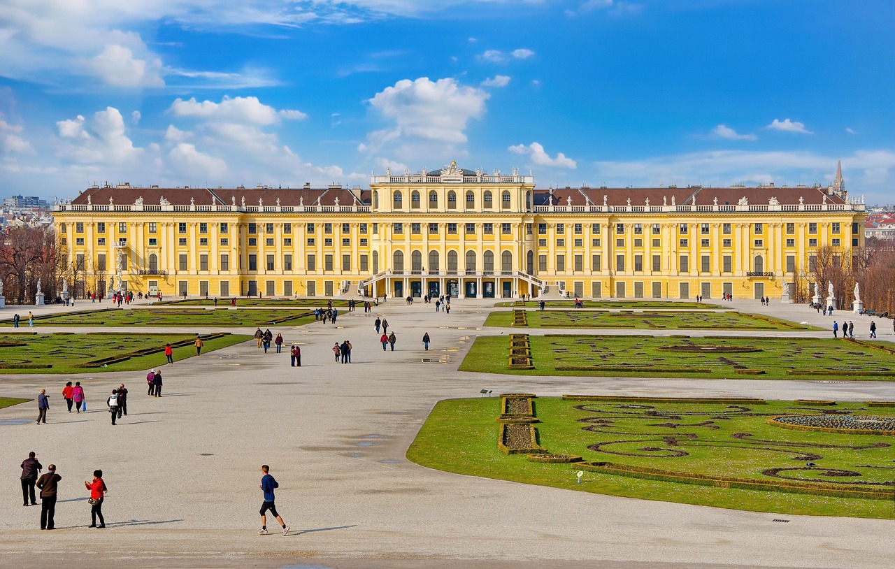 The Schönbrunn Palace: A Golden Dream in Baroque (image credits: pixabay)