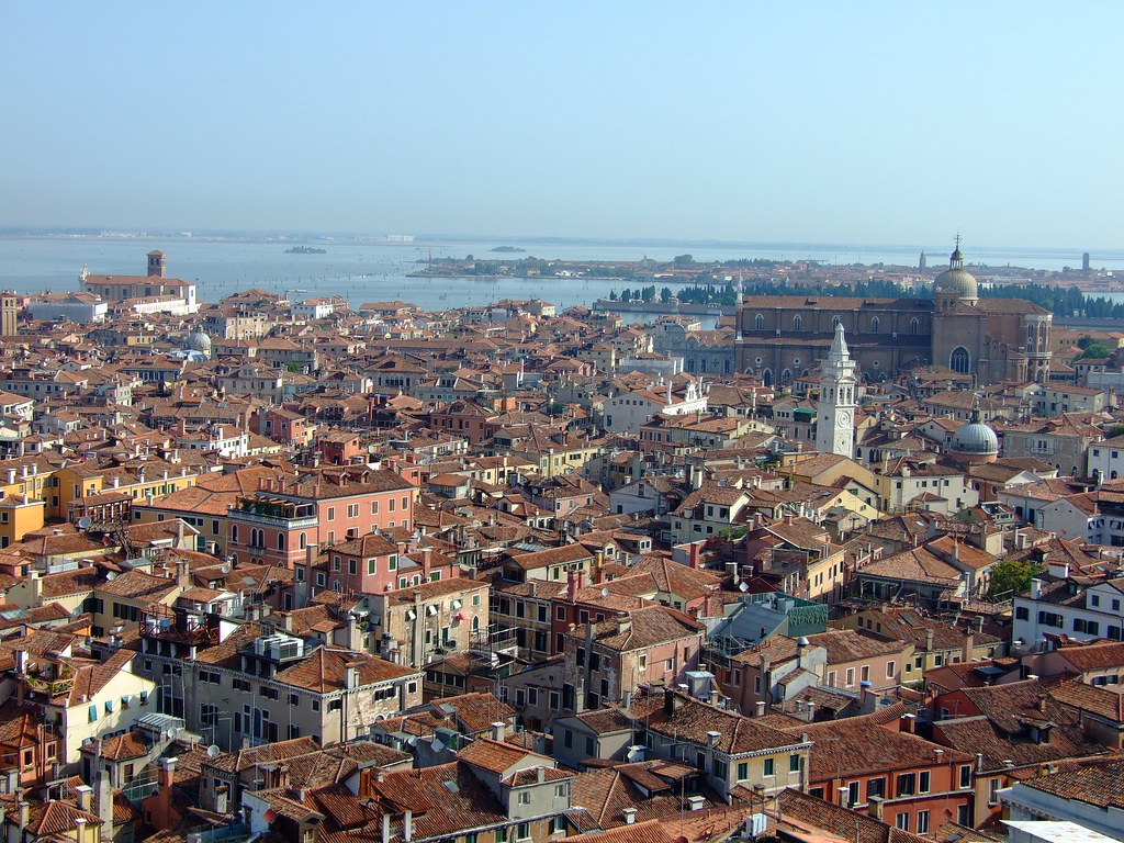 15. Venice, Italy – The Sinking City of Tourist Traps (image credits: flickr)