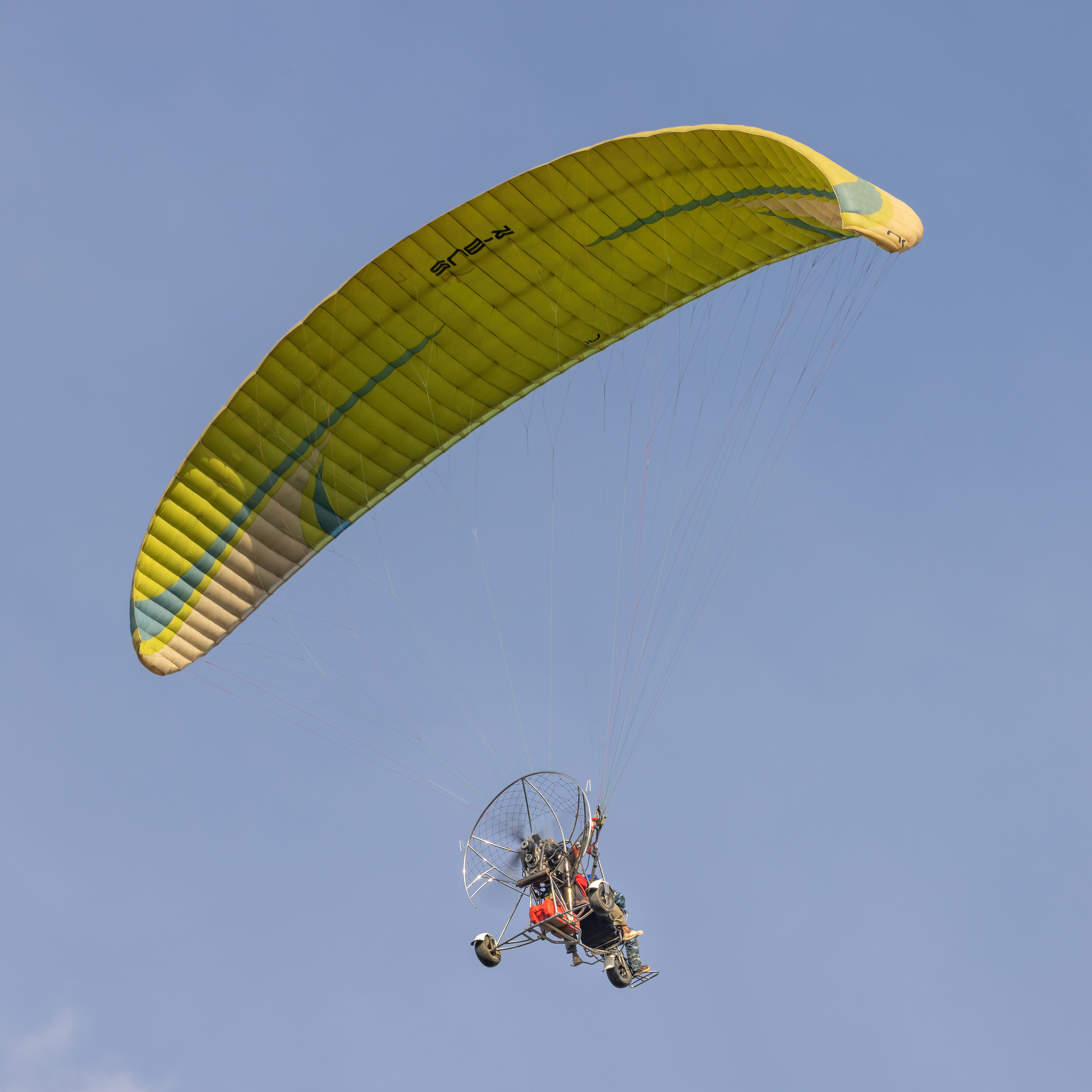 Paragliding (image credits: wikimedia)