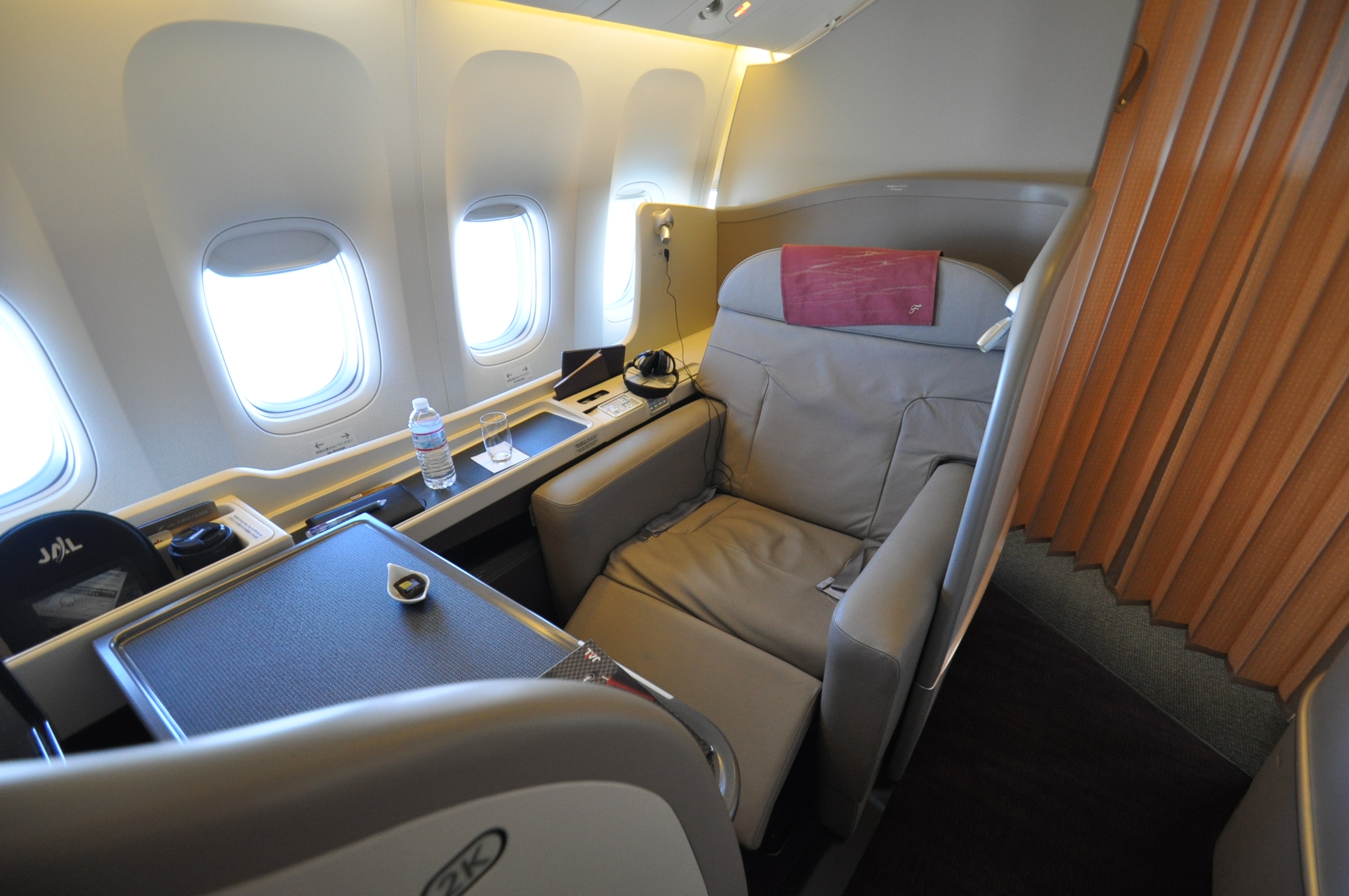 Japan Airlines First Class: Serenity and Sophistication (image credits: wikimedia)