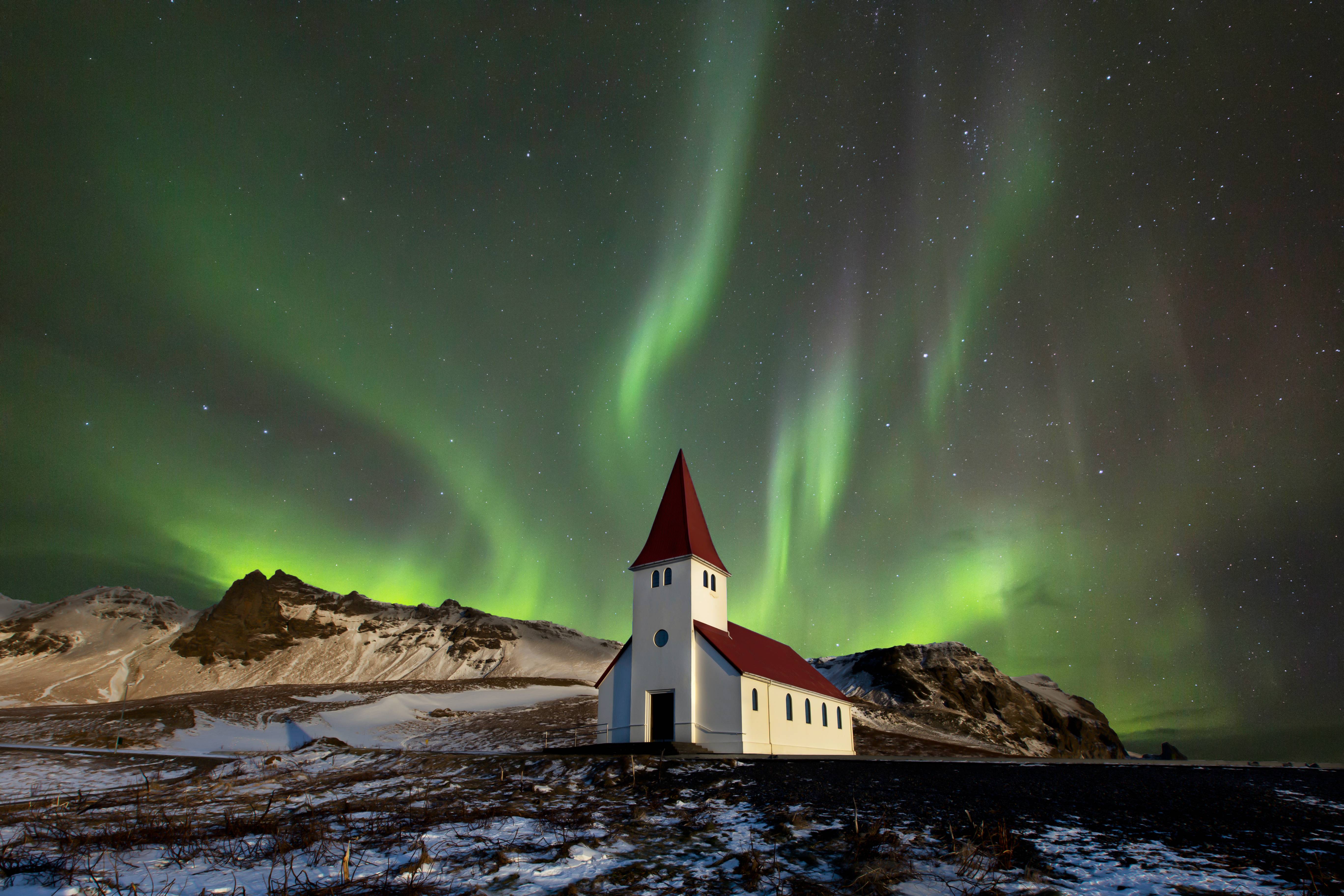 Iceland Natures Nighttime Embrace (image credits: wikimedia)