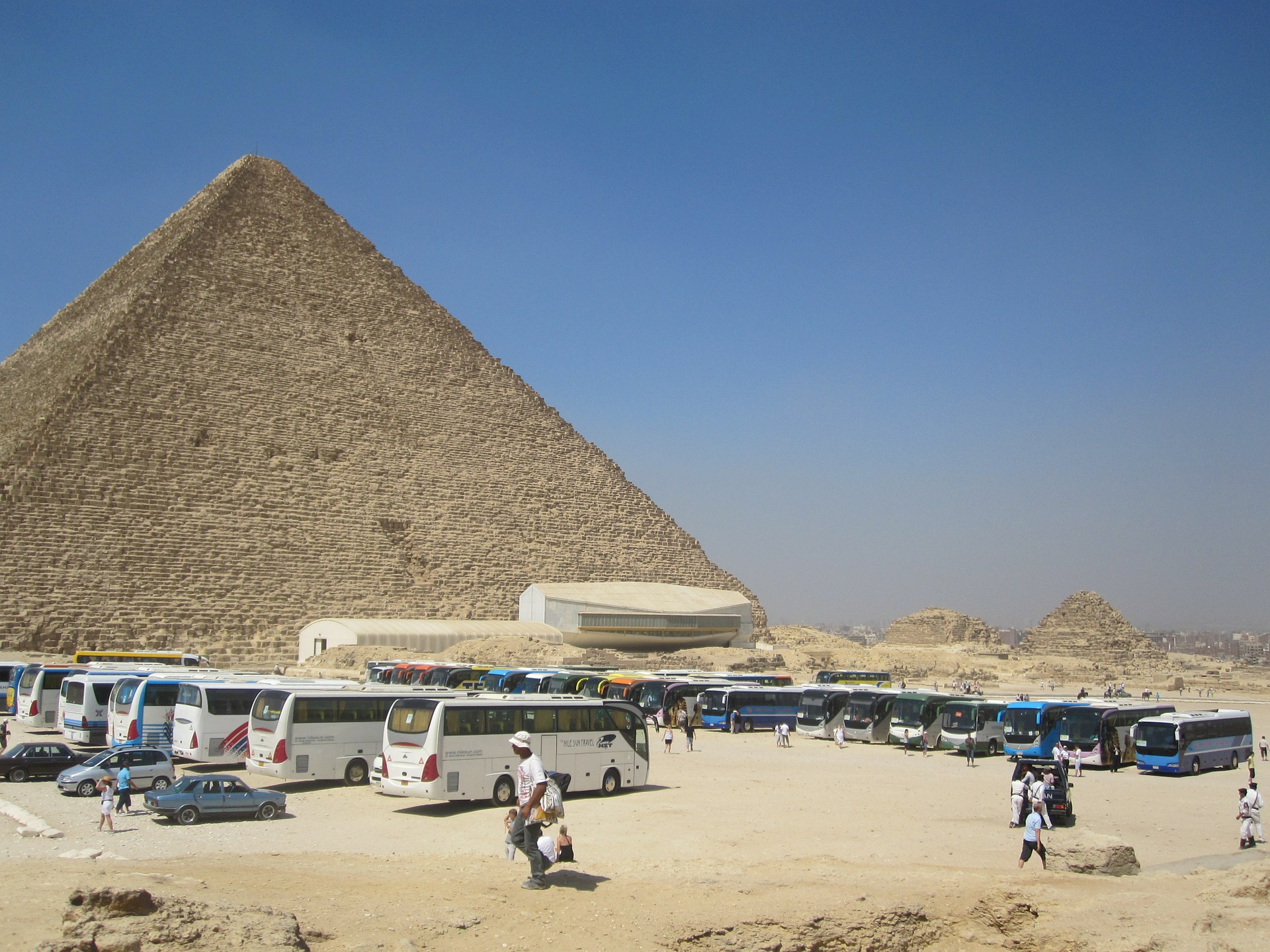 The Pyramids of Giza's Tourist Trap (image credits: wikimedia)