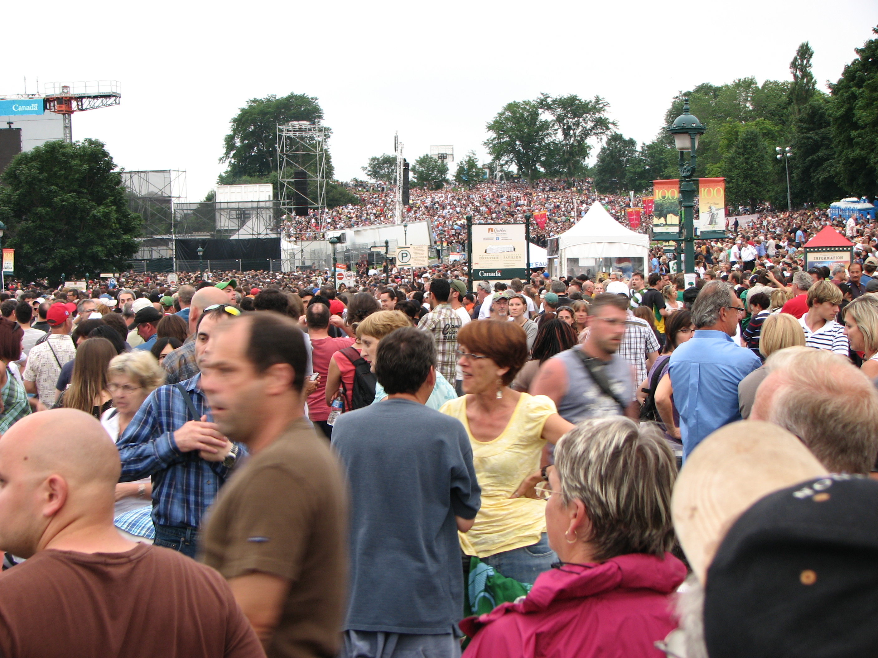 Quebec City History Meets Hordes (image credits: wikimedia)