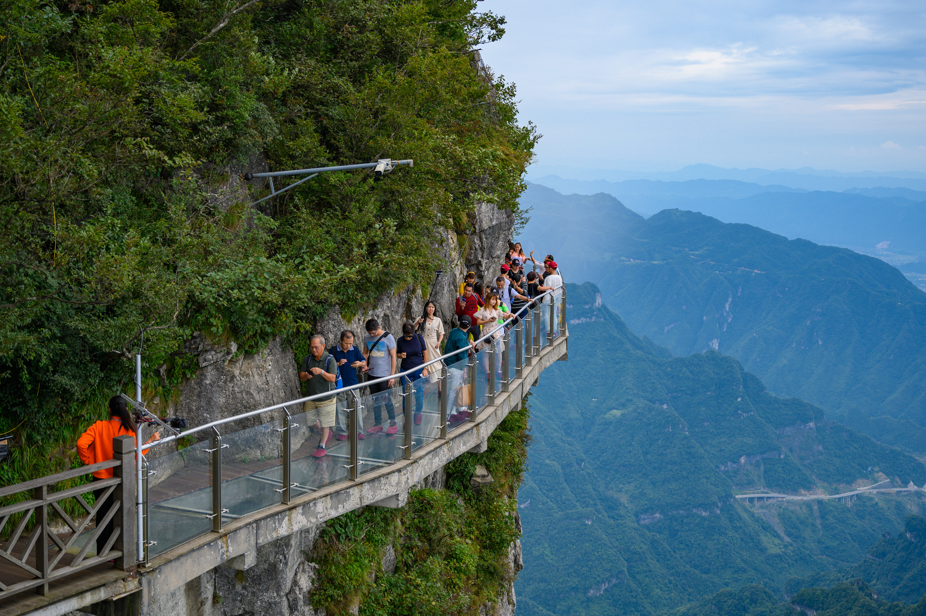 Tianmen Mountain Glass Skywalk, China (image credits: wikimedia)