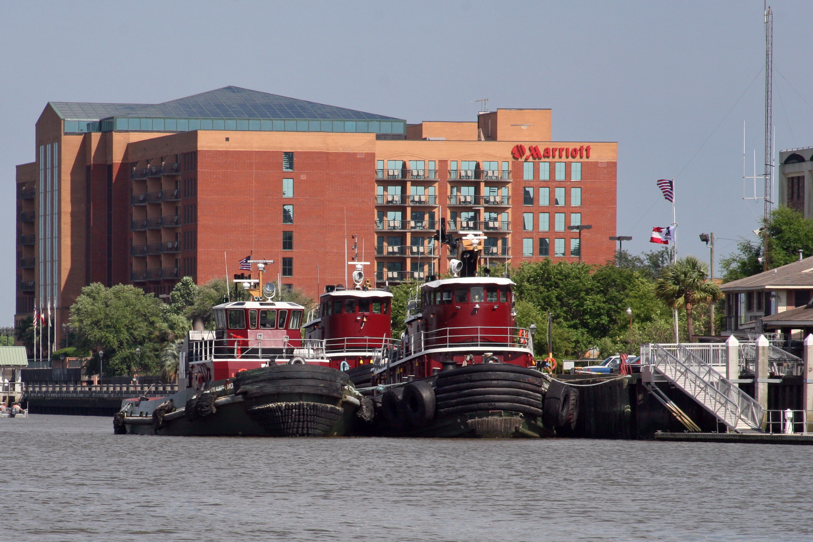2. Scenic Riverfront (image credits: wikimedia)