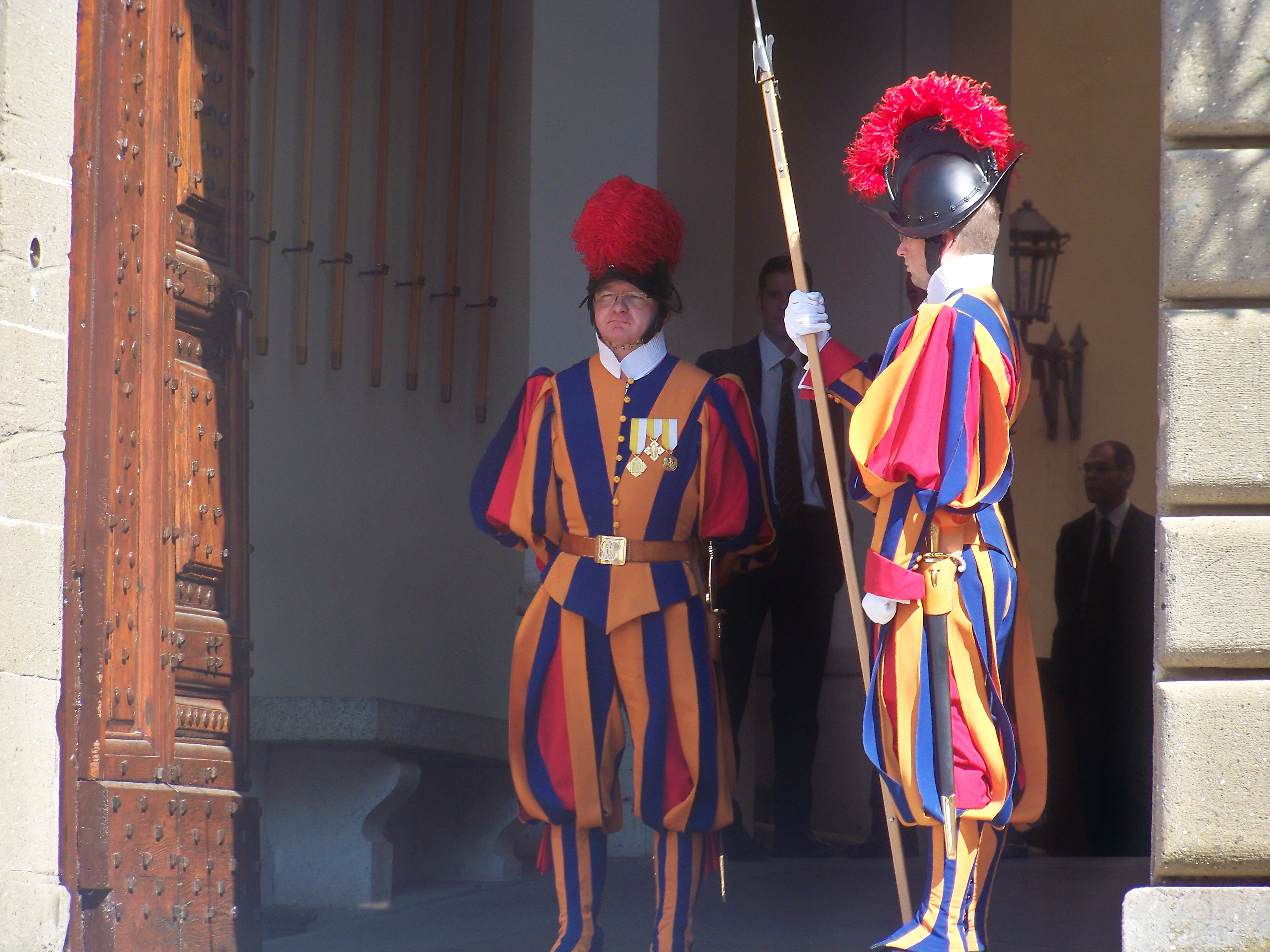 6. Swiss Guard: Tradition and Security in Colorful Uniforms (image credits: wikimedia)