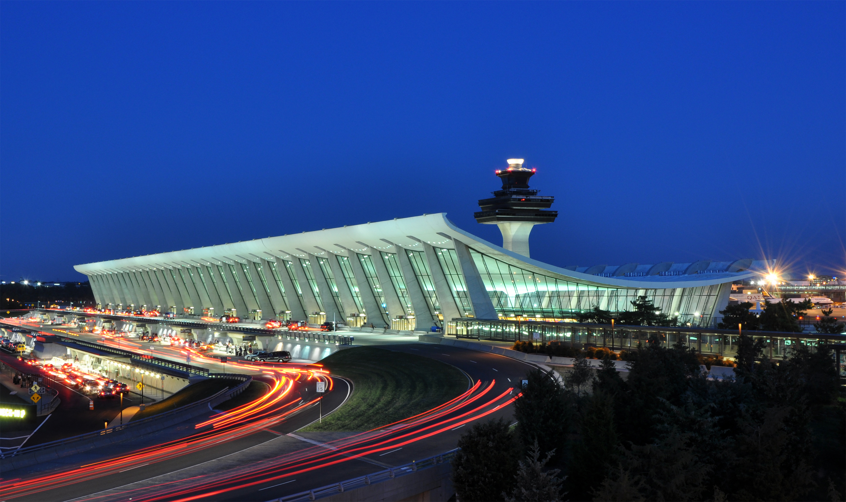 Booking Flights from Nearby Airports to Save Money (image credits: wikimedia)