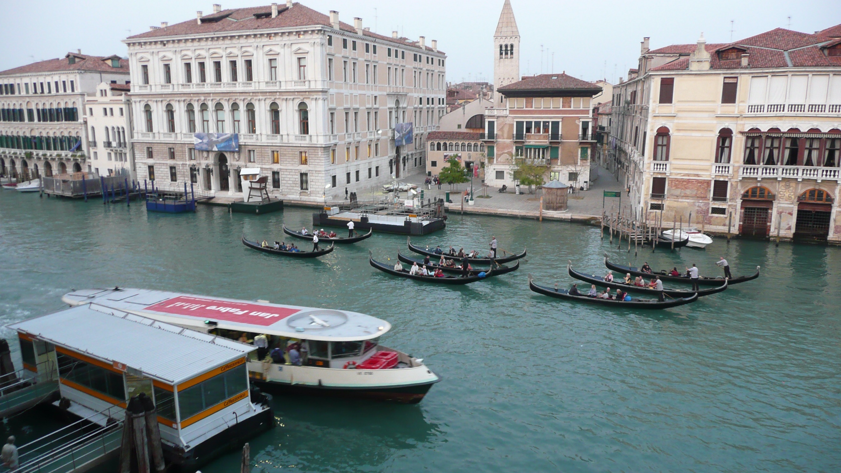 The Overwhelming Crowds of Venice, Italy (image credits: wikimedia)