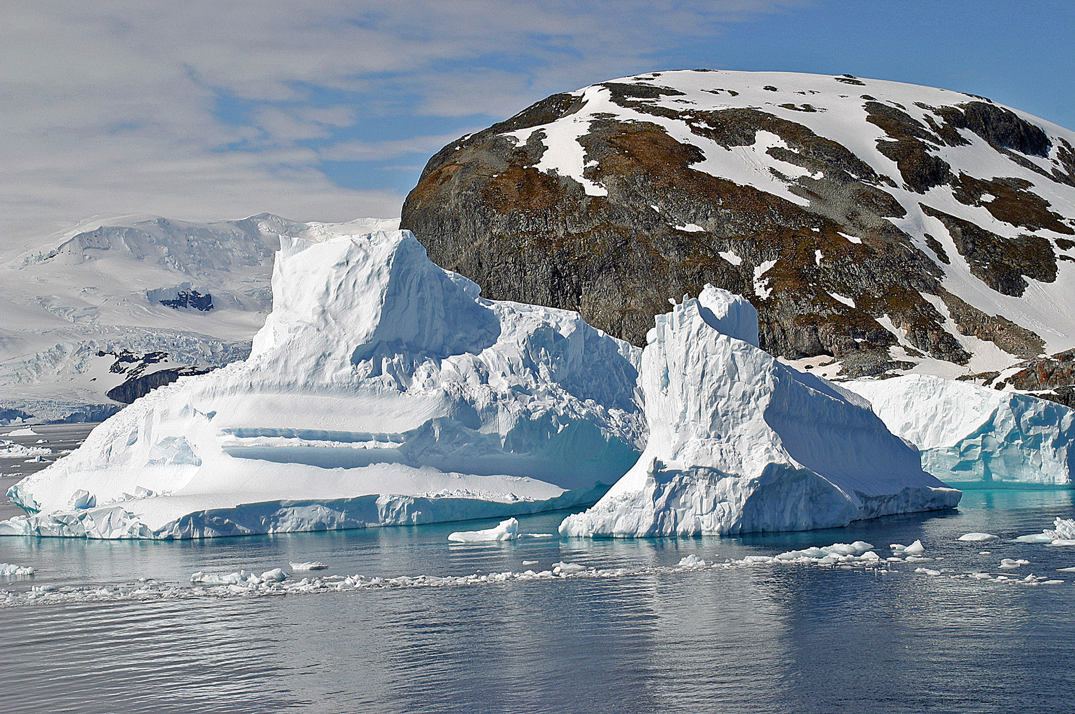 Frozen Landscapes: Icebergs and Glaciers (image credits: wikimedia)