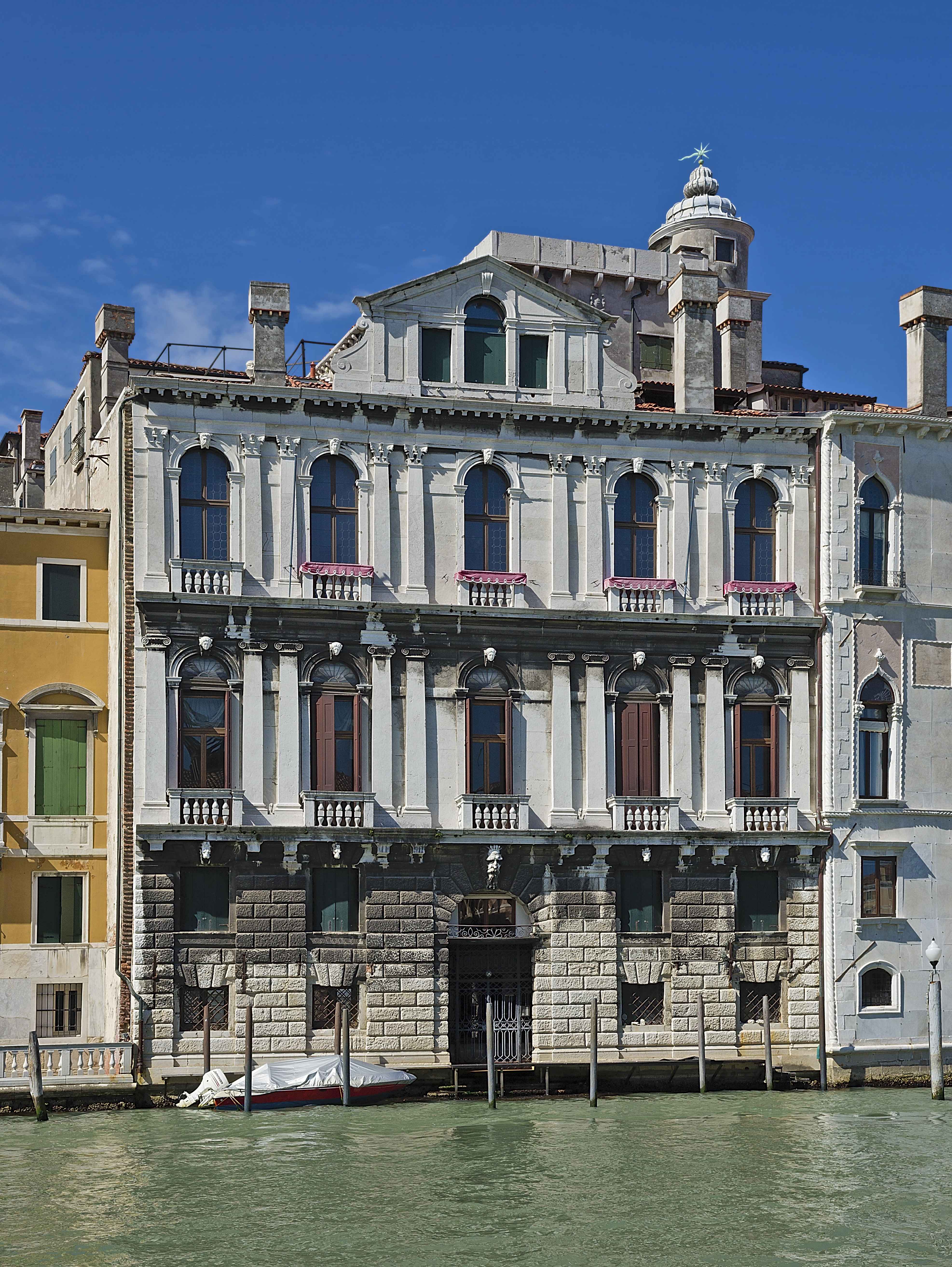 The Timelessness of Venetian Architecture (image credits: wikimedia)