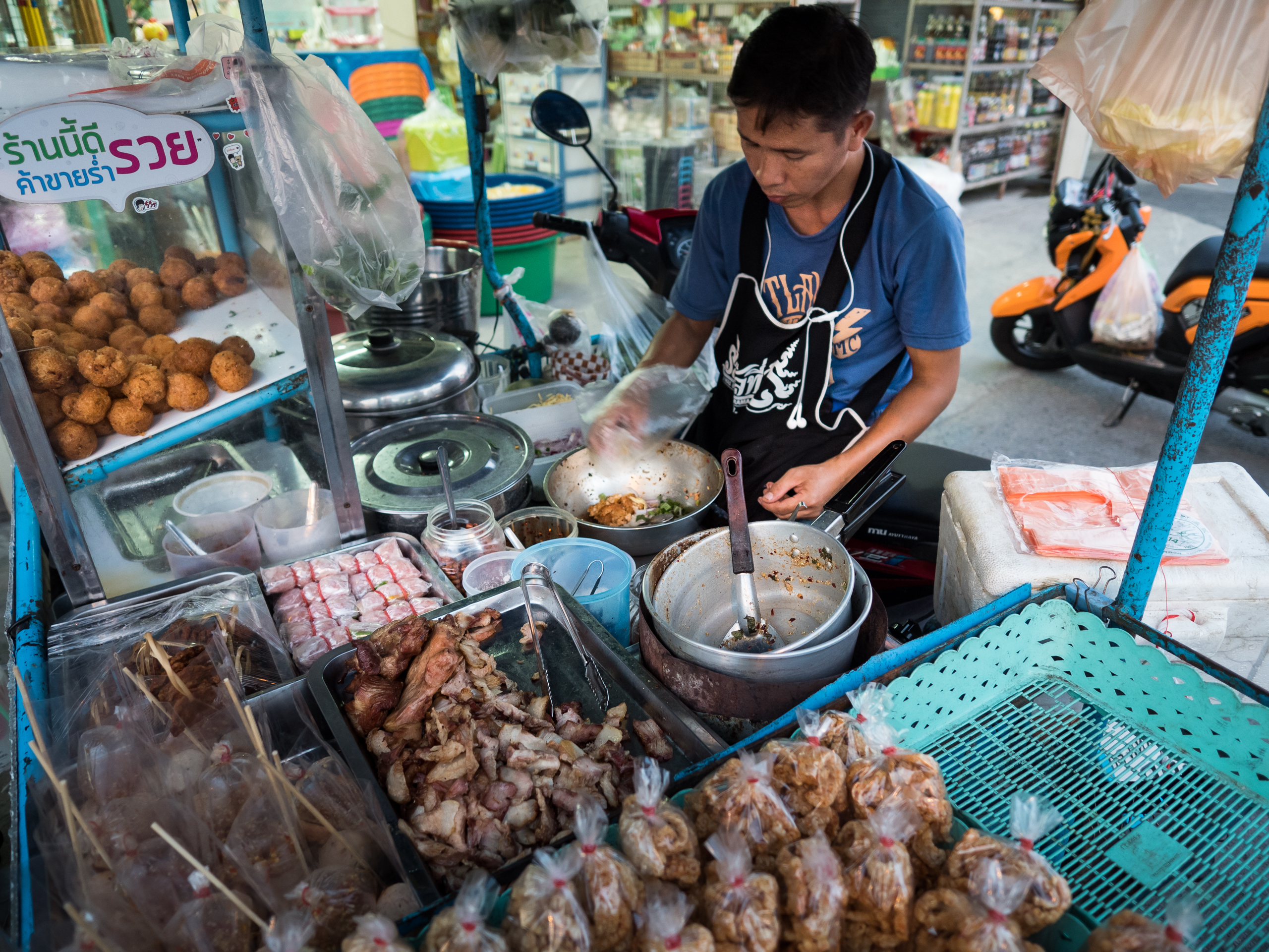 Thailand Streets Alive With Spice (image credits: wikimedia)