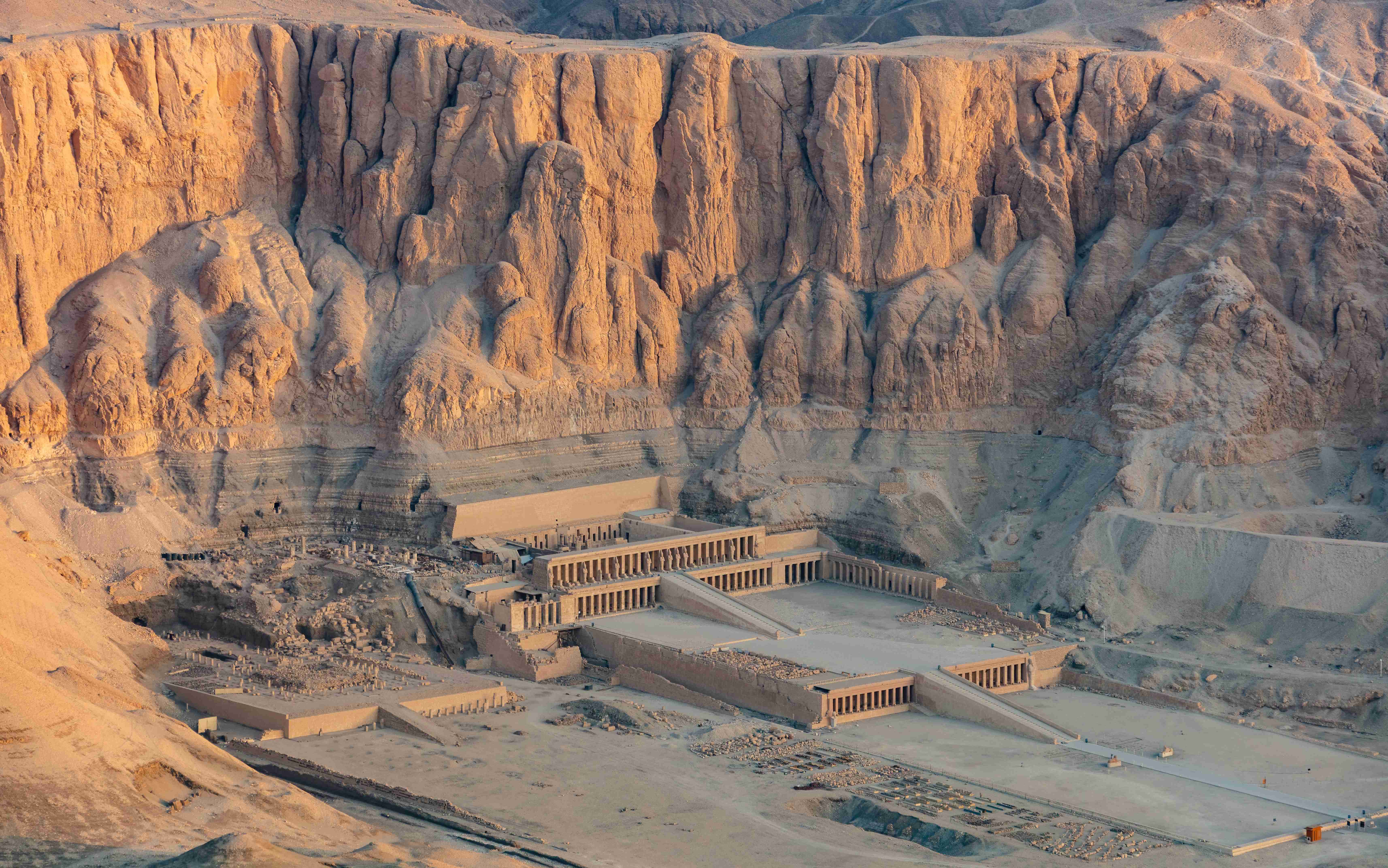 Egypt Past Meets Present (image credits: wikimedia)