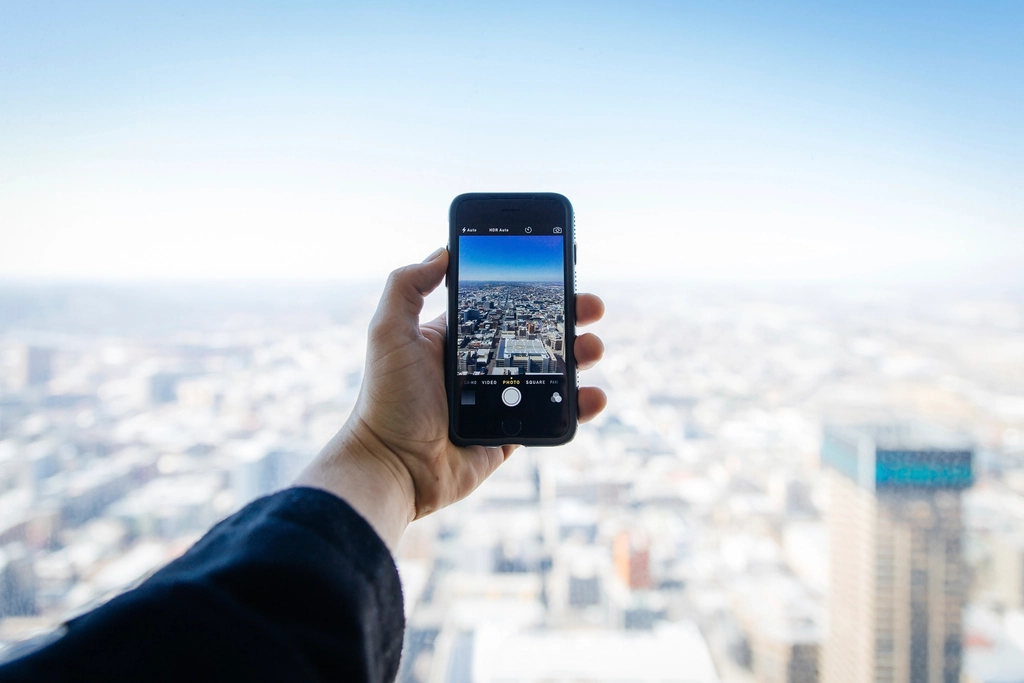 Technology's Double-Edged Role in Alternative Travel (image credits: rawpixel)
