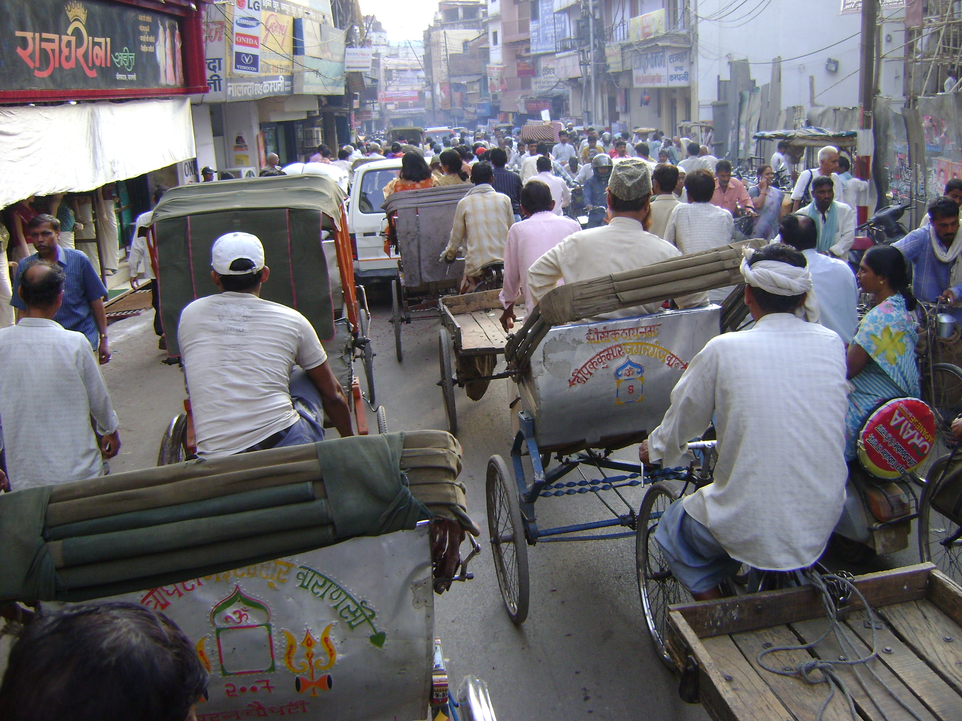 The Chaotic Streets: Urban Growth and Unyielding Crowds (image credits: wikimedia)