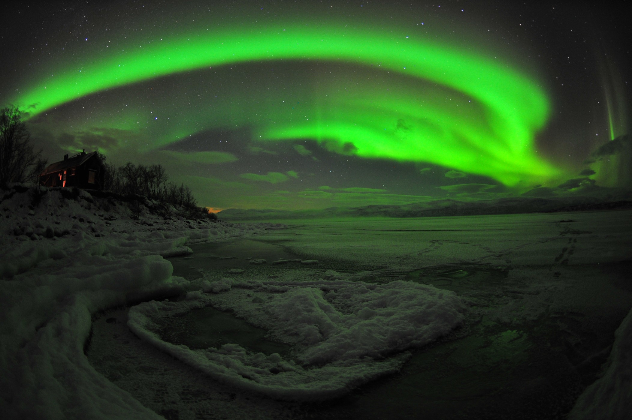 Abisko, Sweden: Microclimate Marvel for Warm Viewing (image credits: wikimedia)