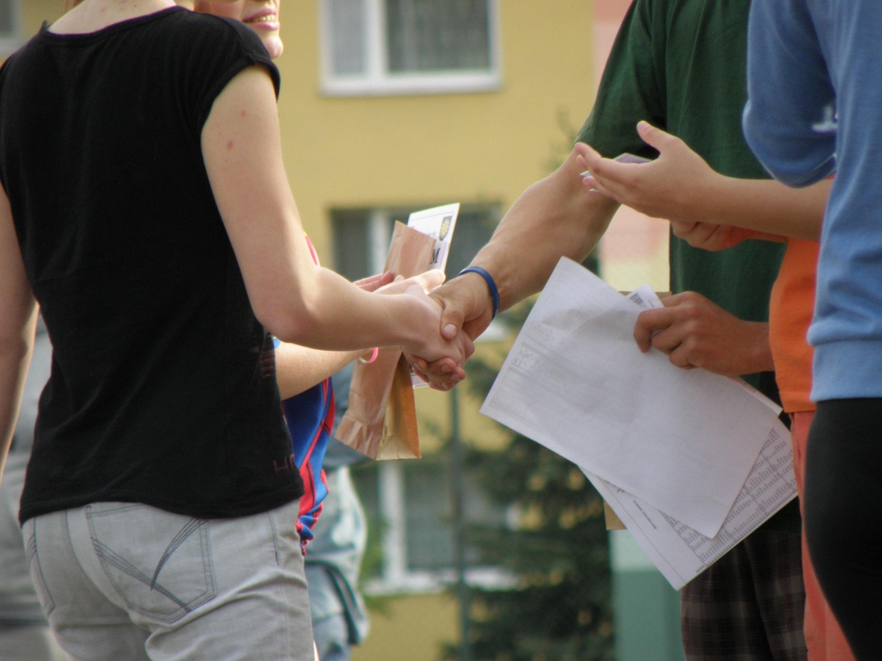 Disregarding Personal Space (image credits: pixabay)