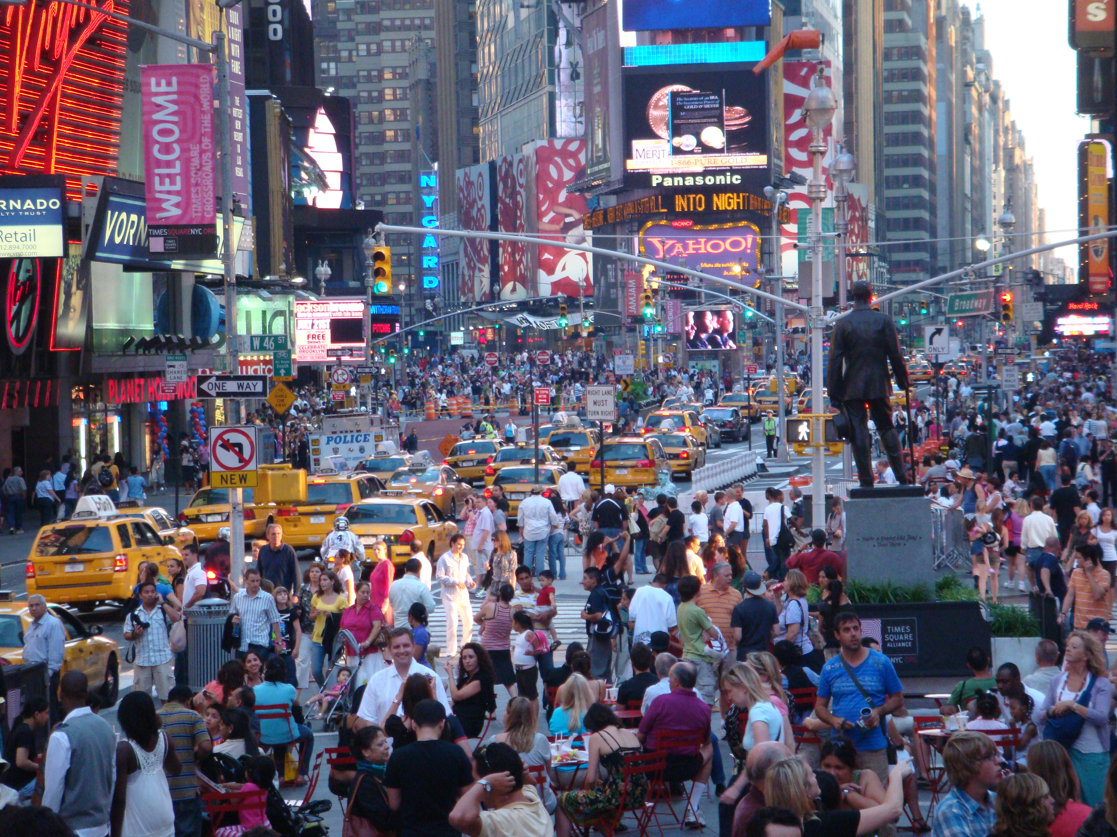 Times Square Tourist Overload (image credits: wikimedia)