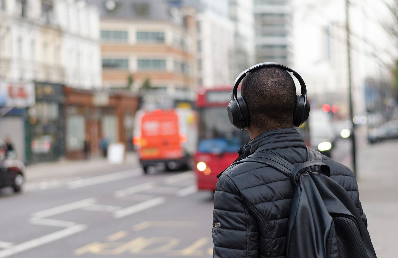 Noise-Cancelling Headphones: A Lifesaver for Anxiety (image credits: pixabay)