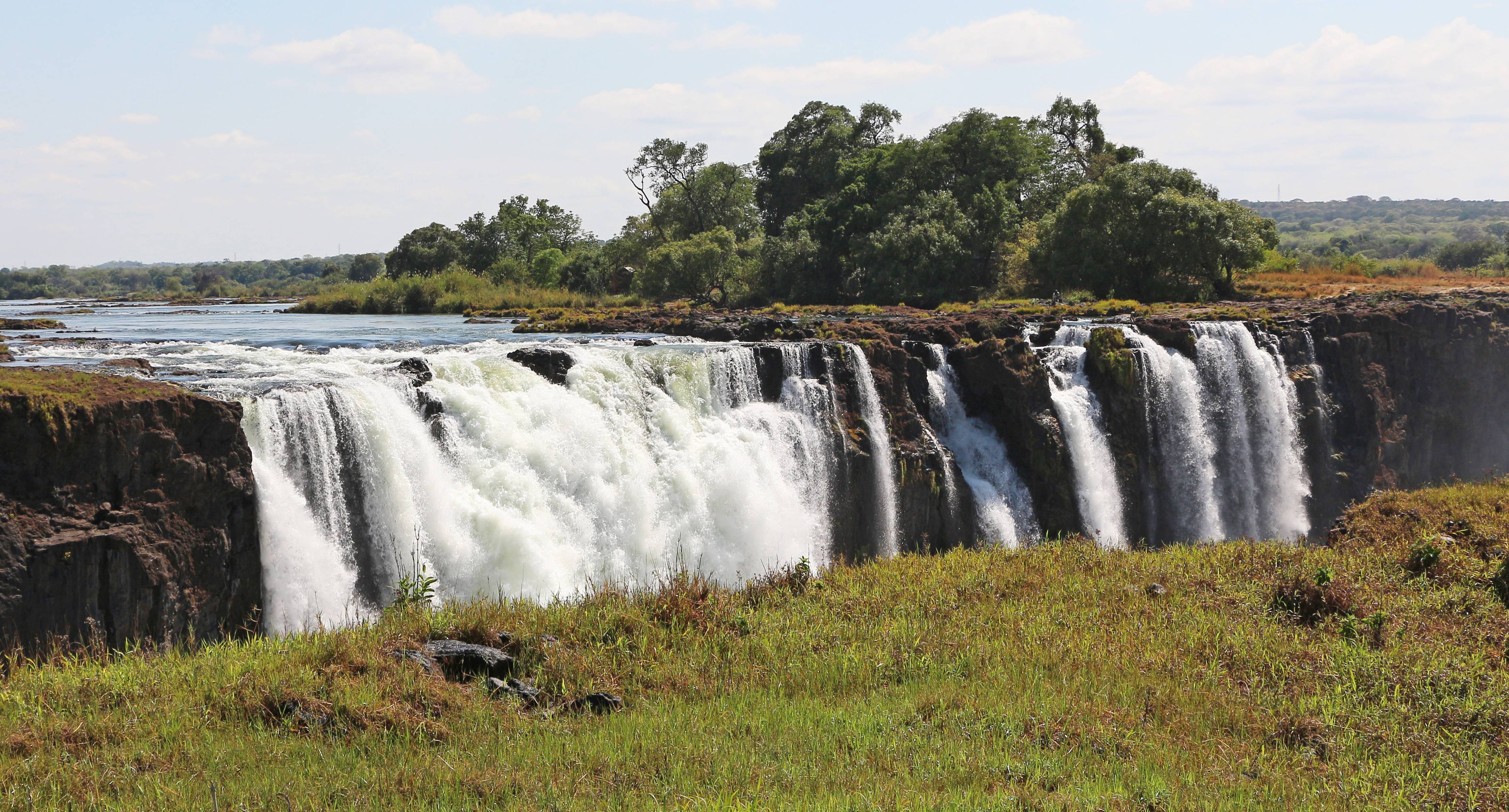 Victoria Falls, Zambia/Zimbabwe (image credits: wikimedia)