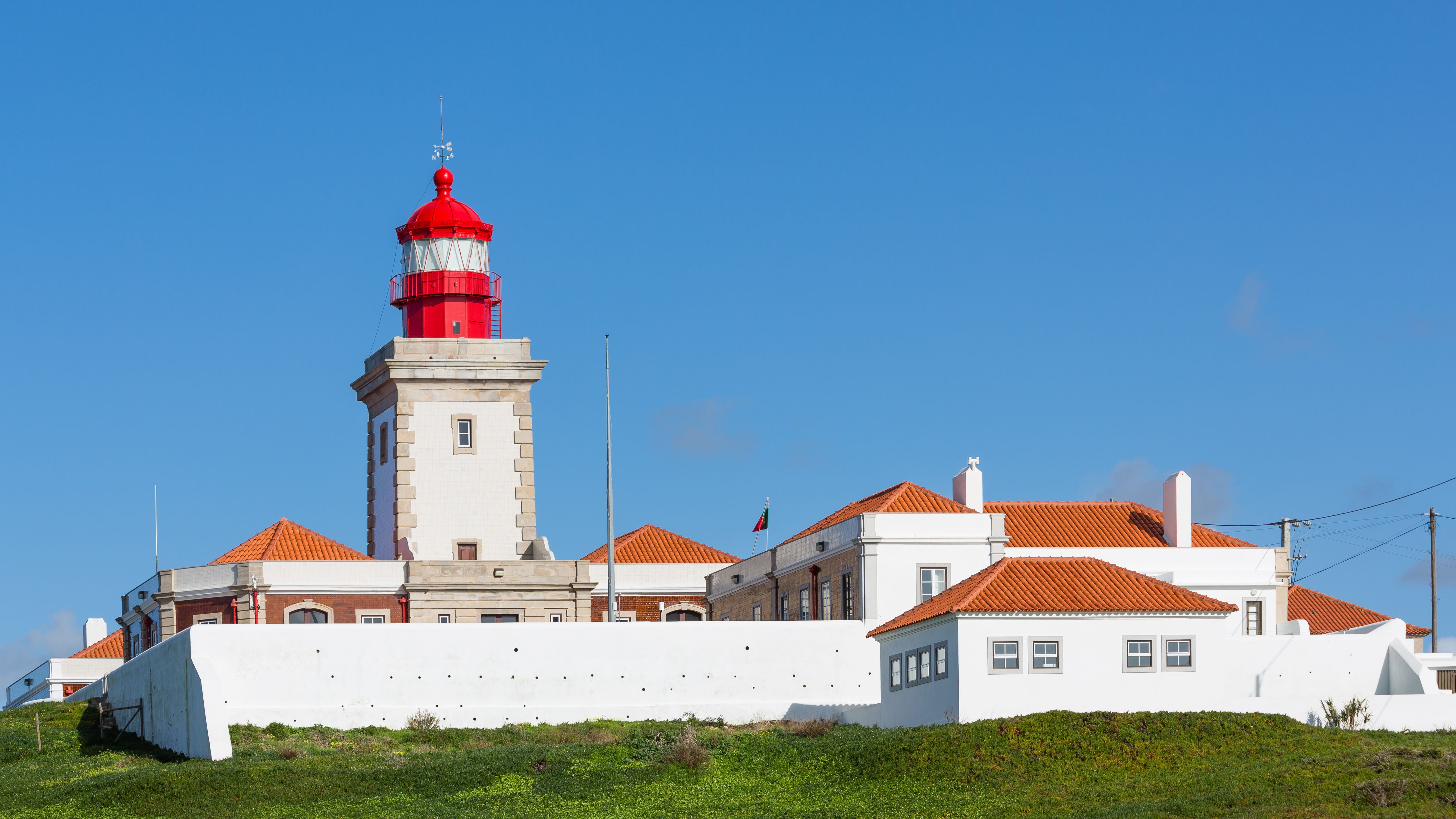 Portugal Warmth on a Budget (image credits: wikimedia)