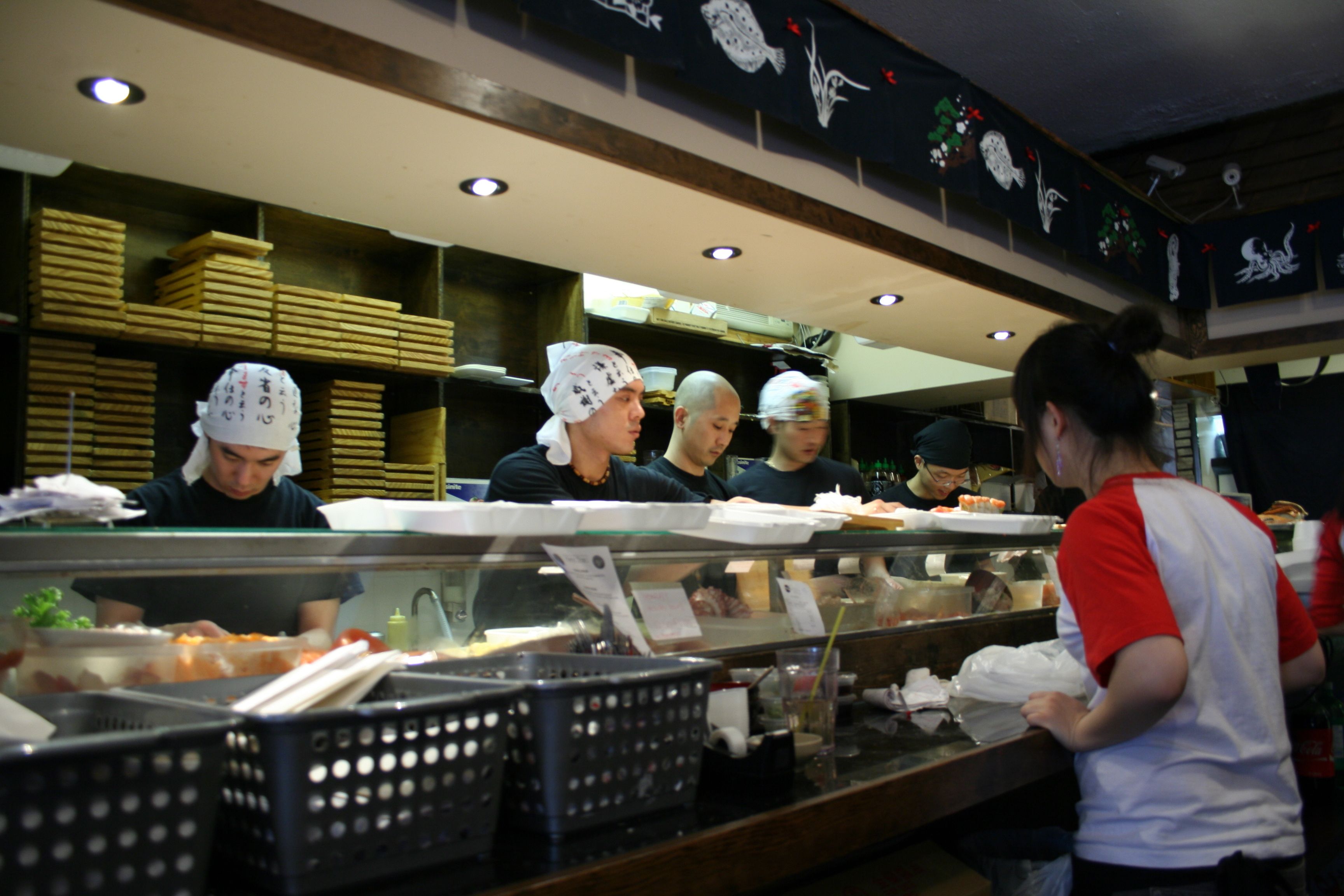 Dine During Off-Peak Hours (image credits: wikimedia)