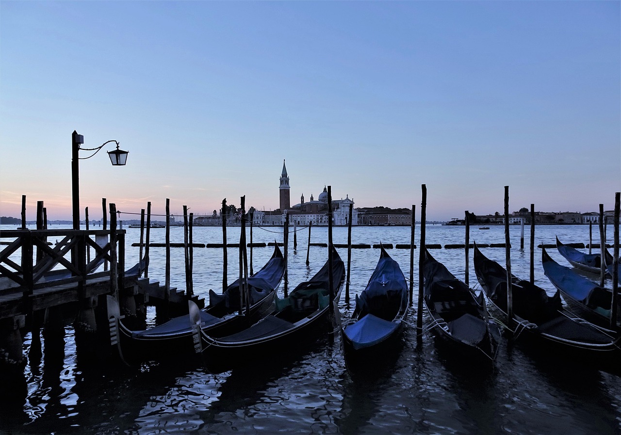 Venice Italy Sinks Under the Weight (image credits: pixabay)