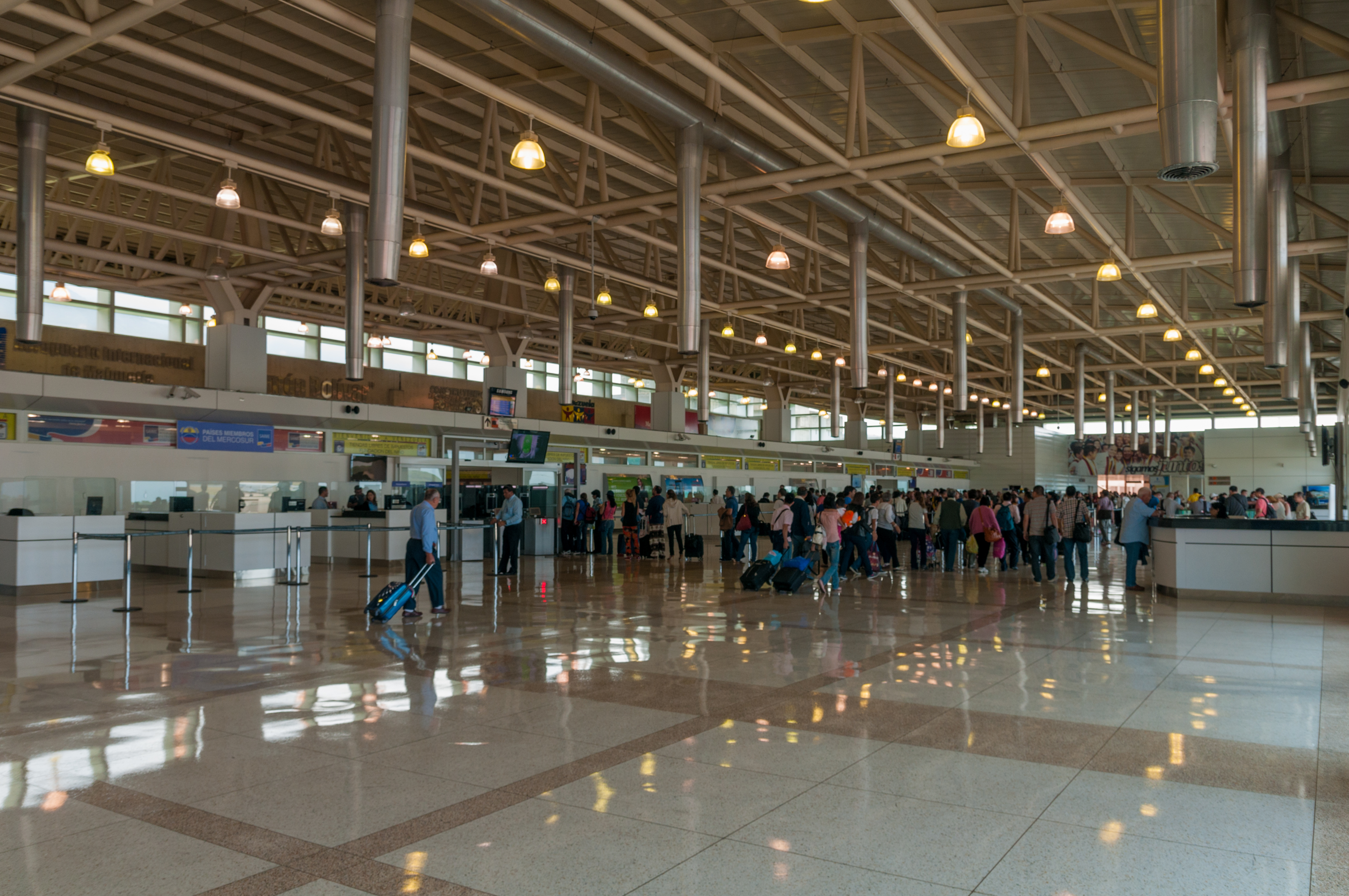 Caracas Simón Bolívar International Airport (Caracas, Venezuela) (image credits: wikimedia)