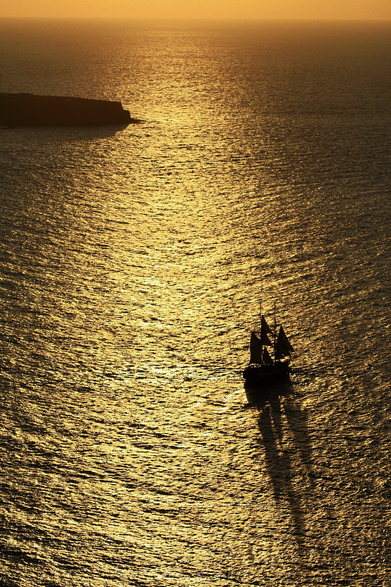 Santorini Sunset Struggles (image credits: wikimedia)