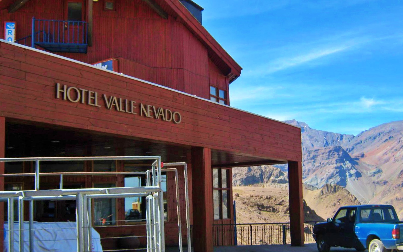 Chile: Surfing the Pacific, Skiing the Andes (image credits: wikimedia)