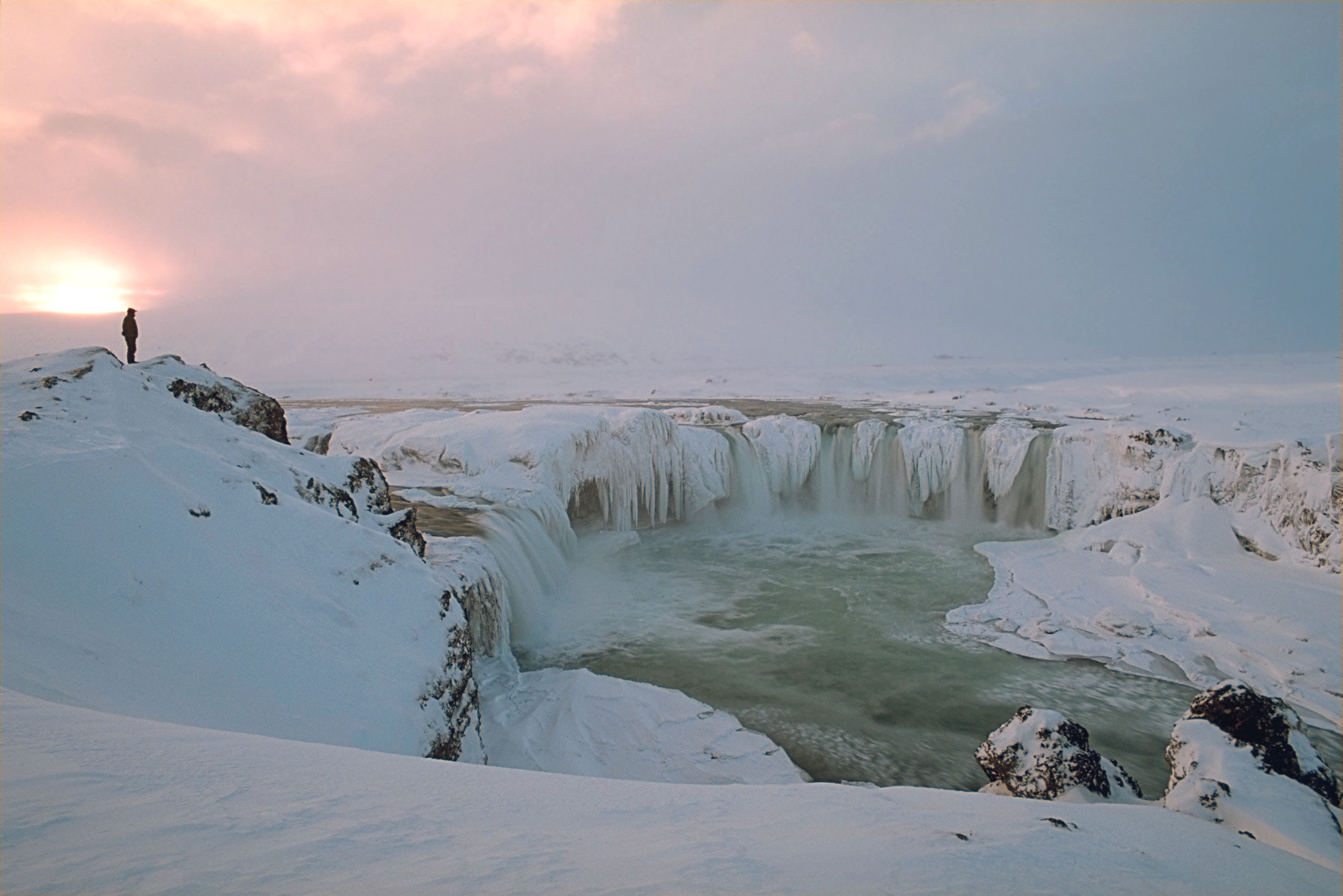 Iceland: Chilling Beauty and Winter Wonders (image credits: wikimedia)