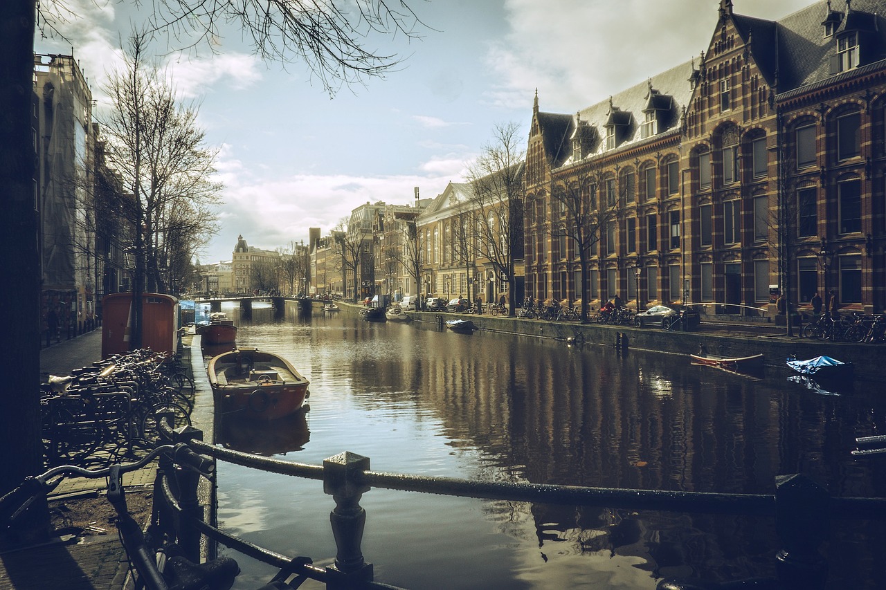 Amsterdam, Netherlands: Life Along the Canals (image credits: pixabay)