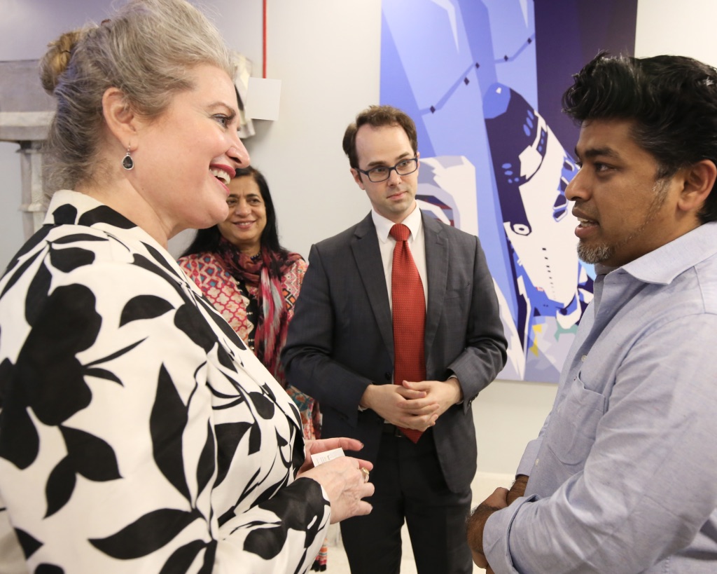 Expat Life: Integration and Community (image credits: wikimedia)