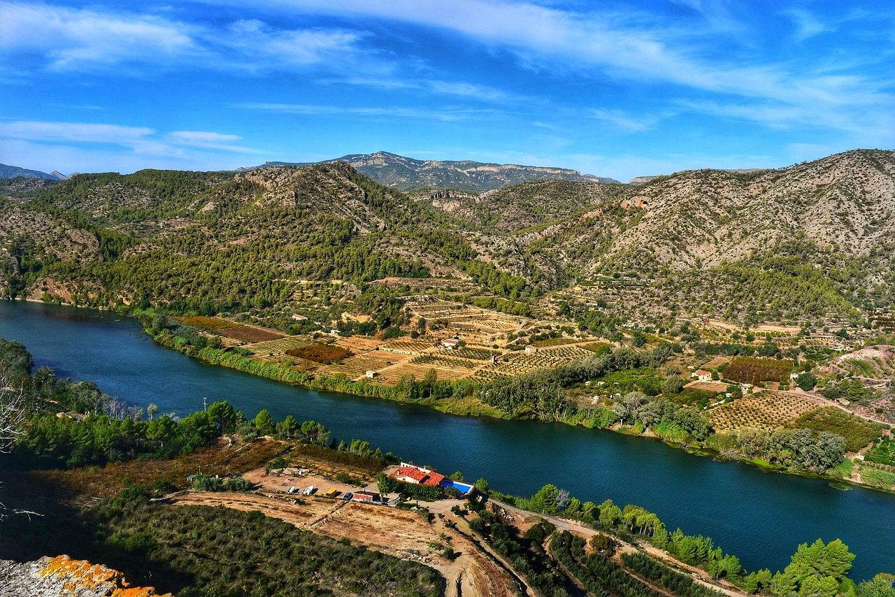 Challenges of Off-Grid Living (image credits: pixabay)