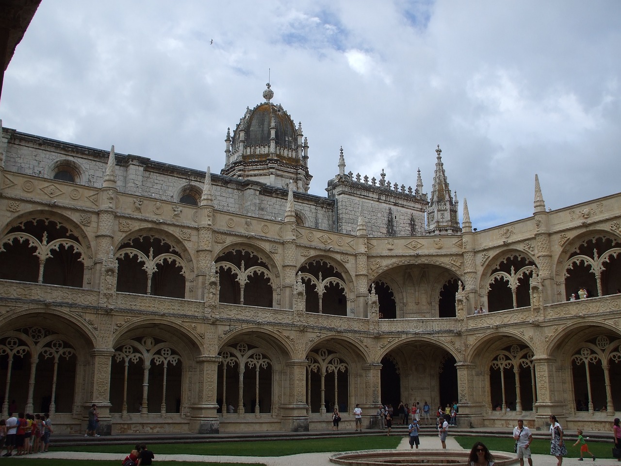 The Allure of Lisbon's Architecture (image credits: pixabay)