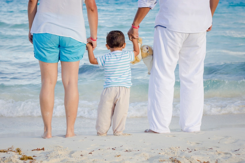 Children’s Travel Items: Family Vacations Feel the Pinch (image credits: rawpixel)
