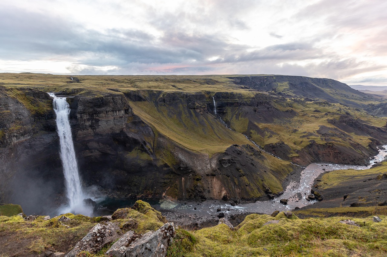 Iceland: Glacial Water and Geothermal Purity (image credits: pixabay)