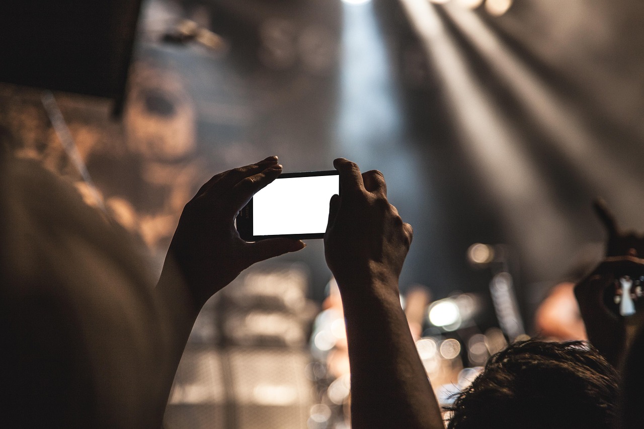 Airbnb's Camera Permission Controversy (image credits: pixabay)