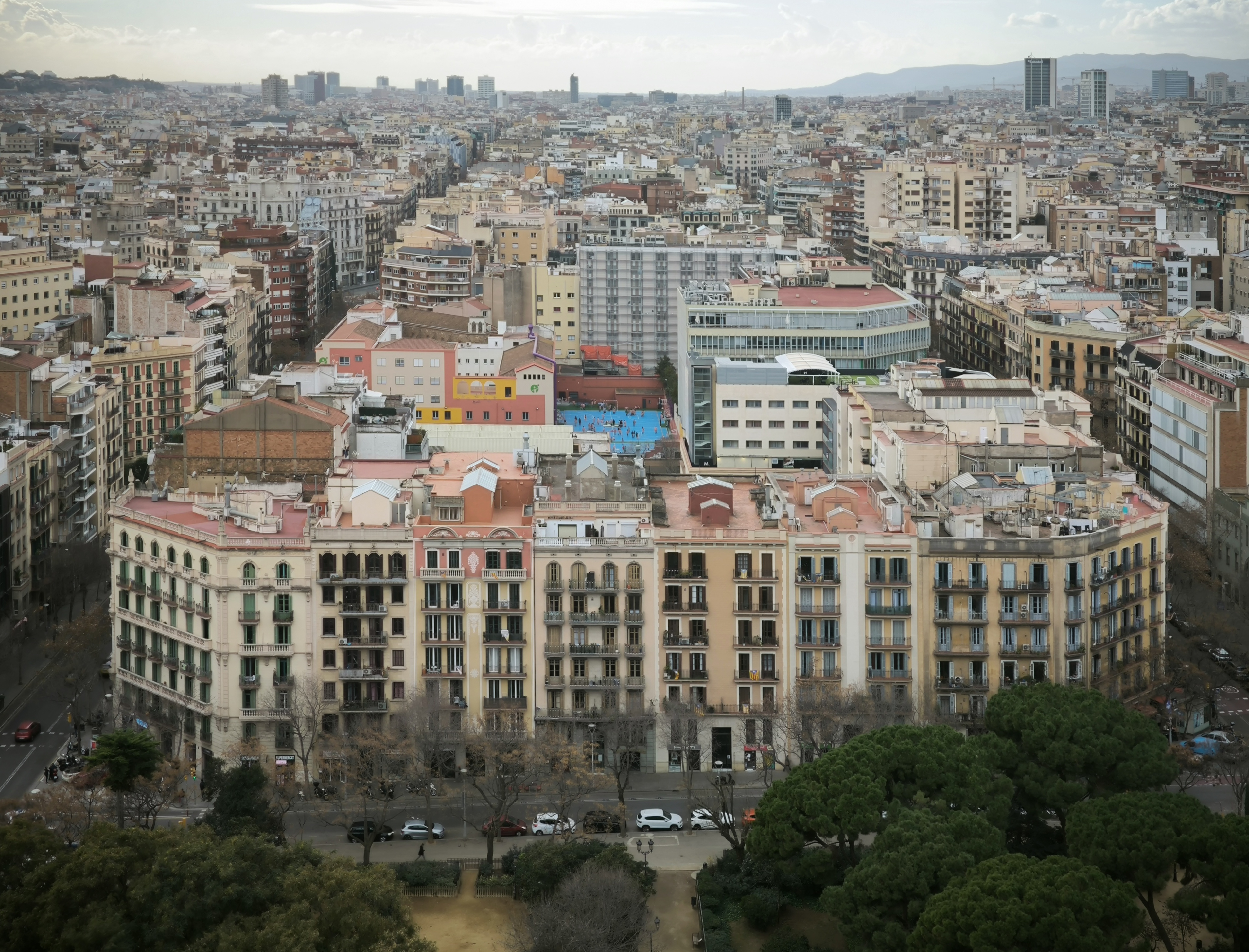 Barcelona Locals Draw the Line (image credits: wikimedia)