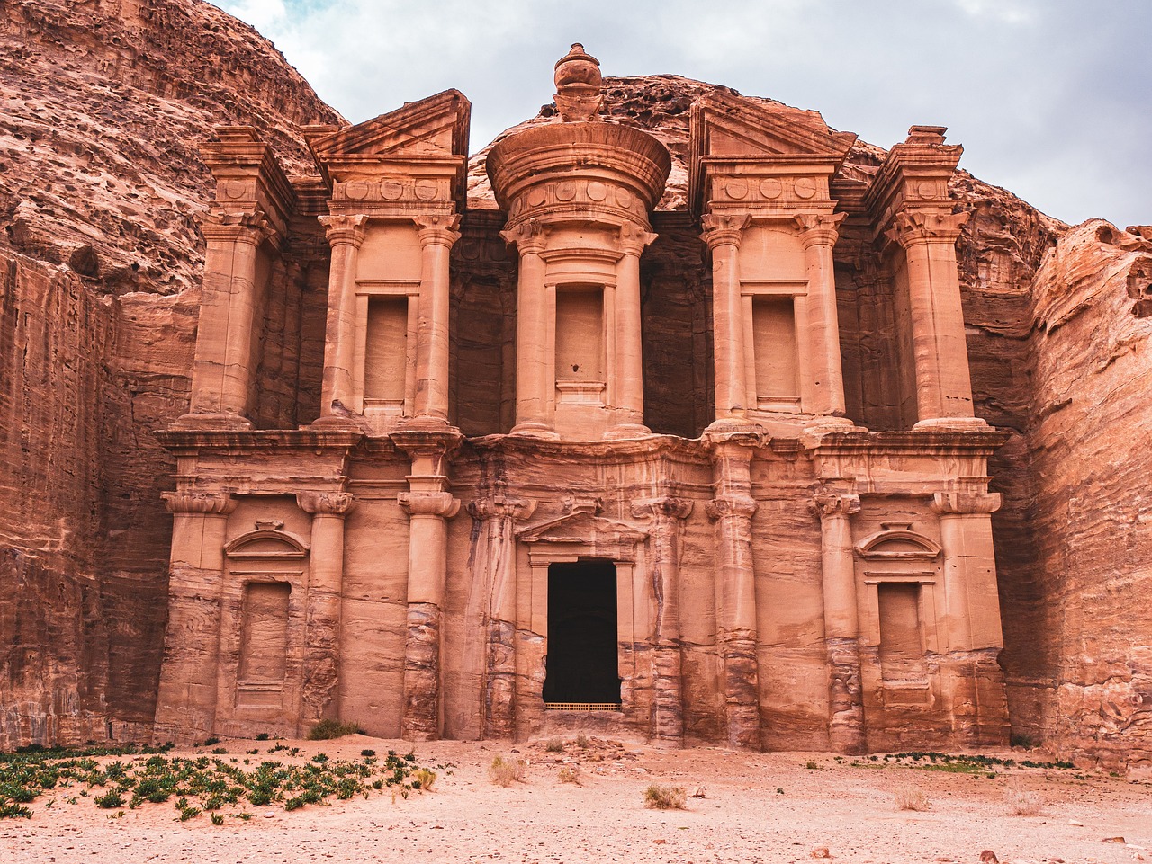 Comparisons with Petra: A Rivalry in Heritage (image credits: pixabay)